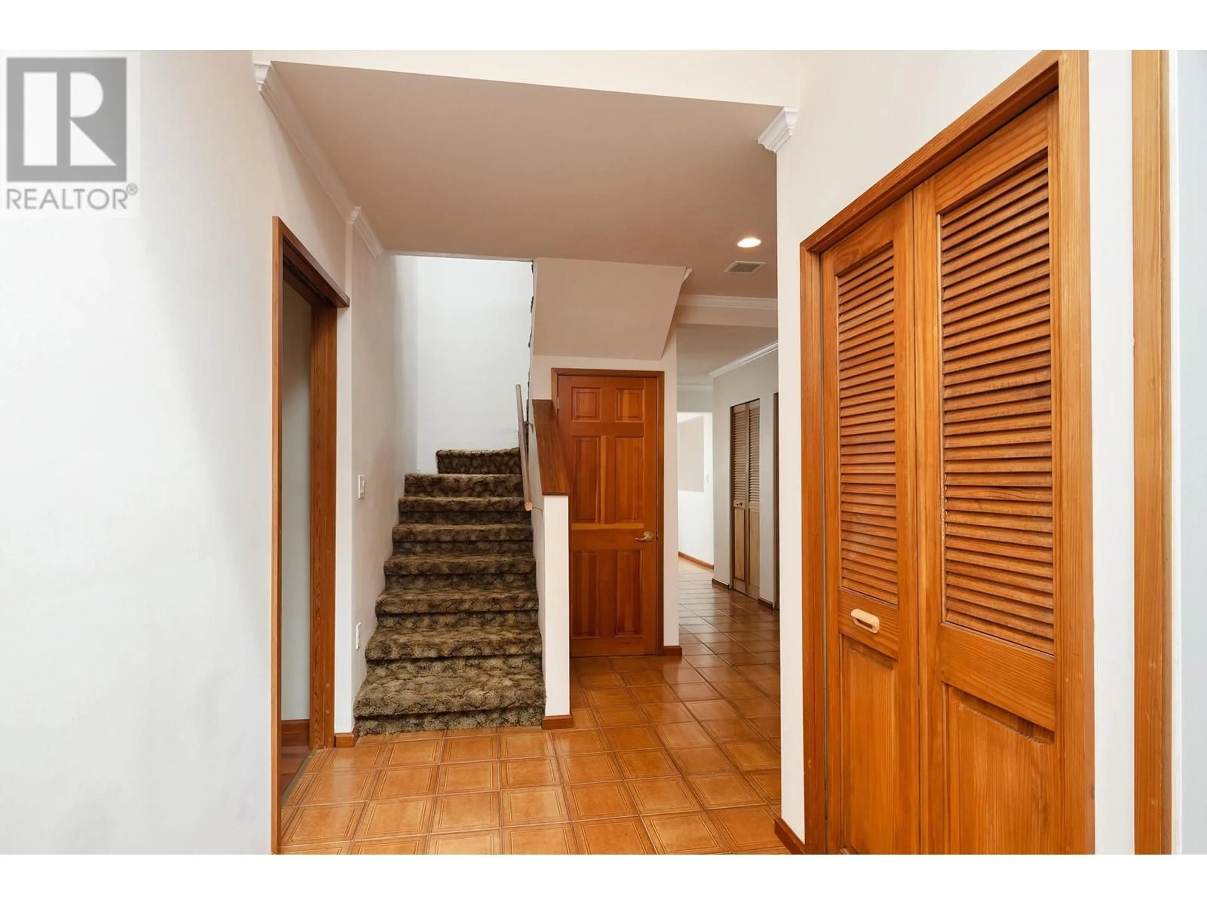 Indoor foyer for 2929 24TH AVENUE, Vancouver British Columbia V6L1R5
