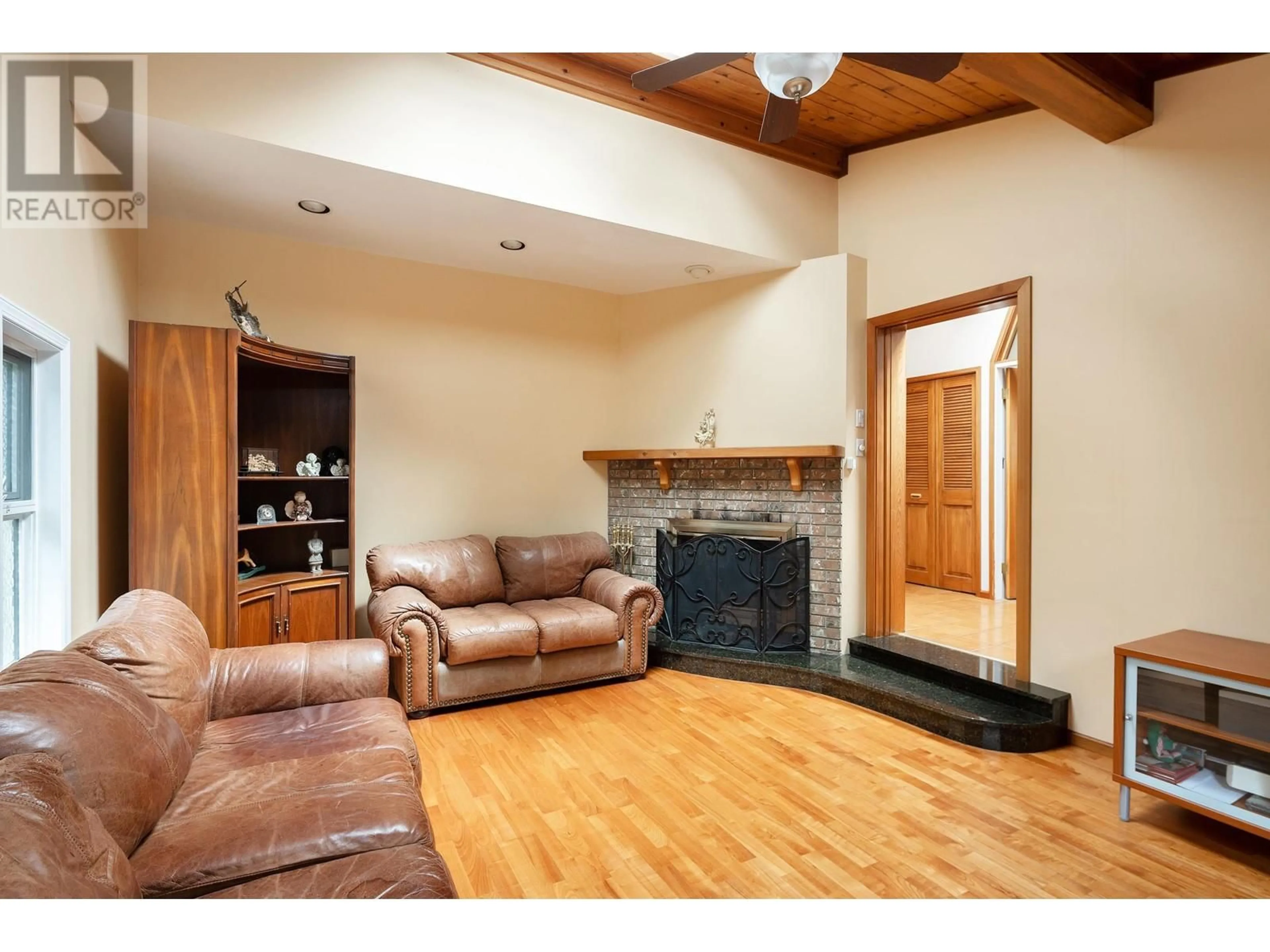 Living room with furniture, wood/laminate floor for 2929 24TH AVENUE, Vancouver British Columbia V6L1R5