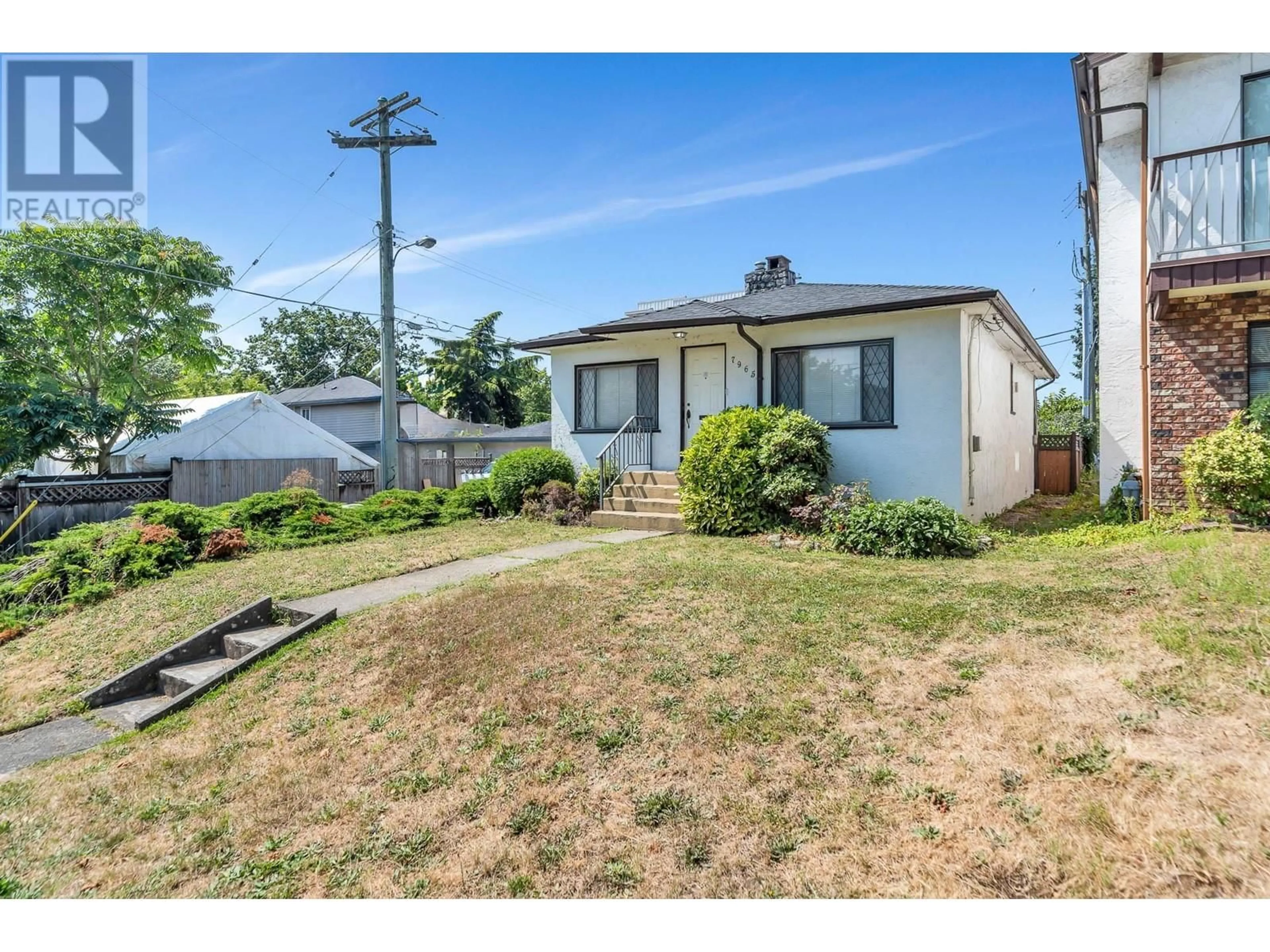 A pic from outside/outdoor area/front of a property/back of a property/a pic from drone, street for 7965 ONTARIO STREET, Vancouver British Columbia V5X3E2