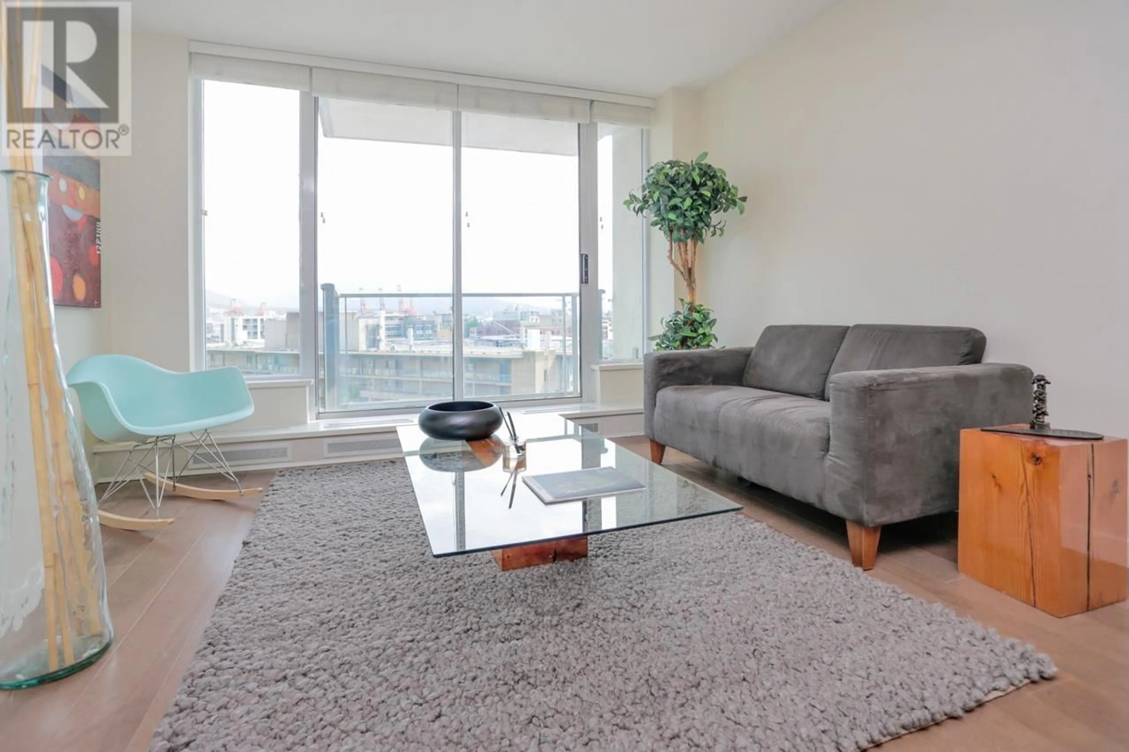 Living room, carpet floors for 1505 188 KEEFER PLACE, Vancouver British Columbia V6B0J1