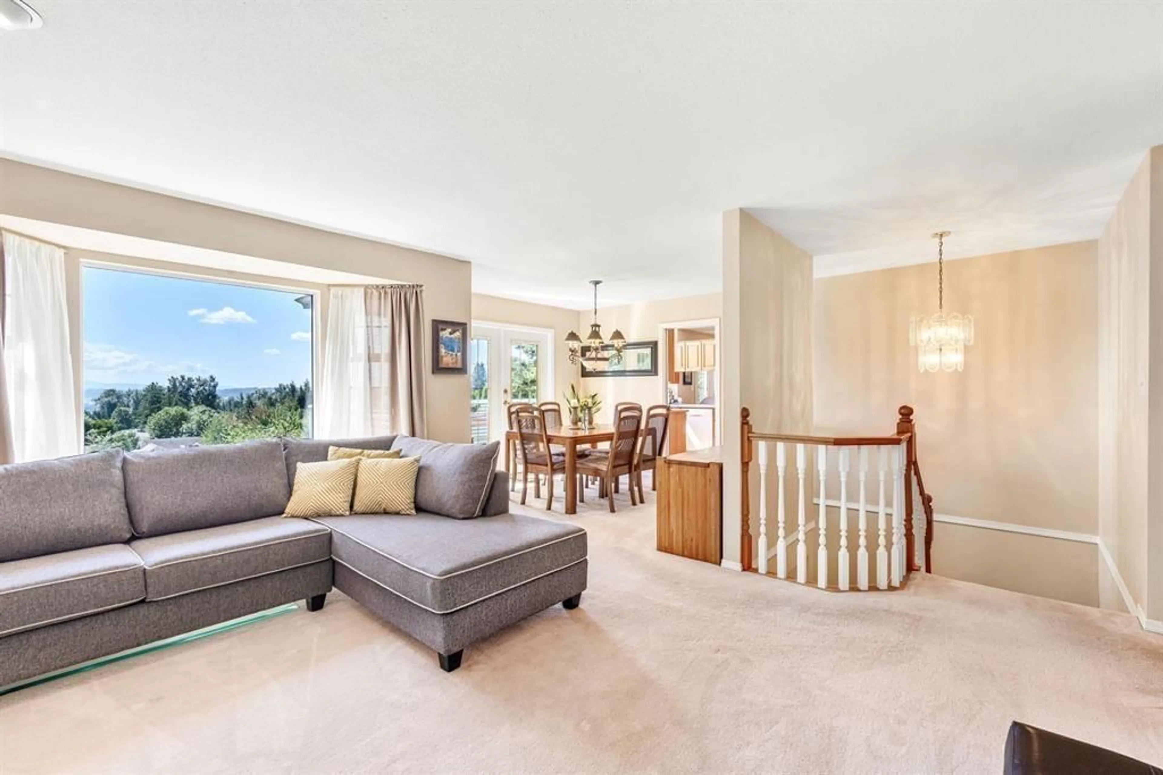 Living room, carpet floors for 32927 BRACKEN AVENUE, Mission British Columbia V2V2S4