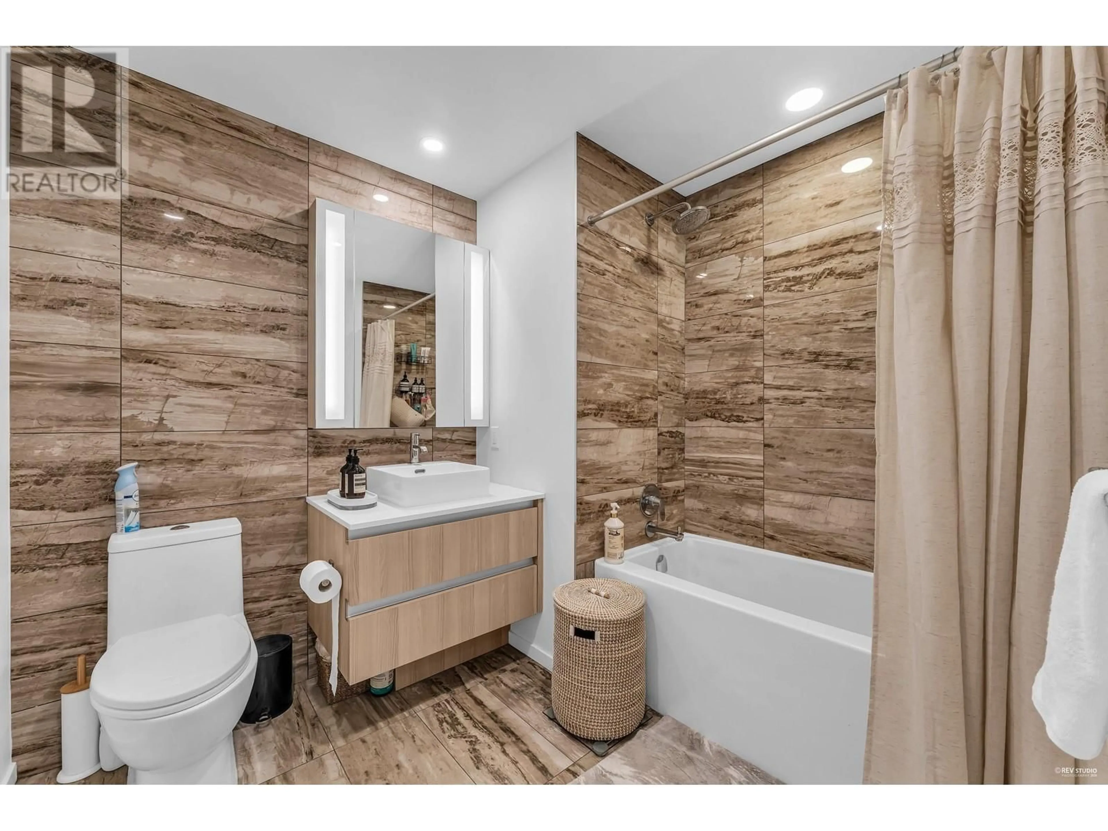 Contemporary bathroom, ceramic/tile floor for 1602 - 1888 GILMORE AVENUE, Burnaby British Columbia V5C0L2