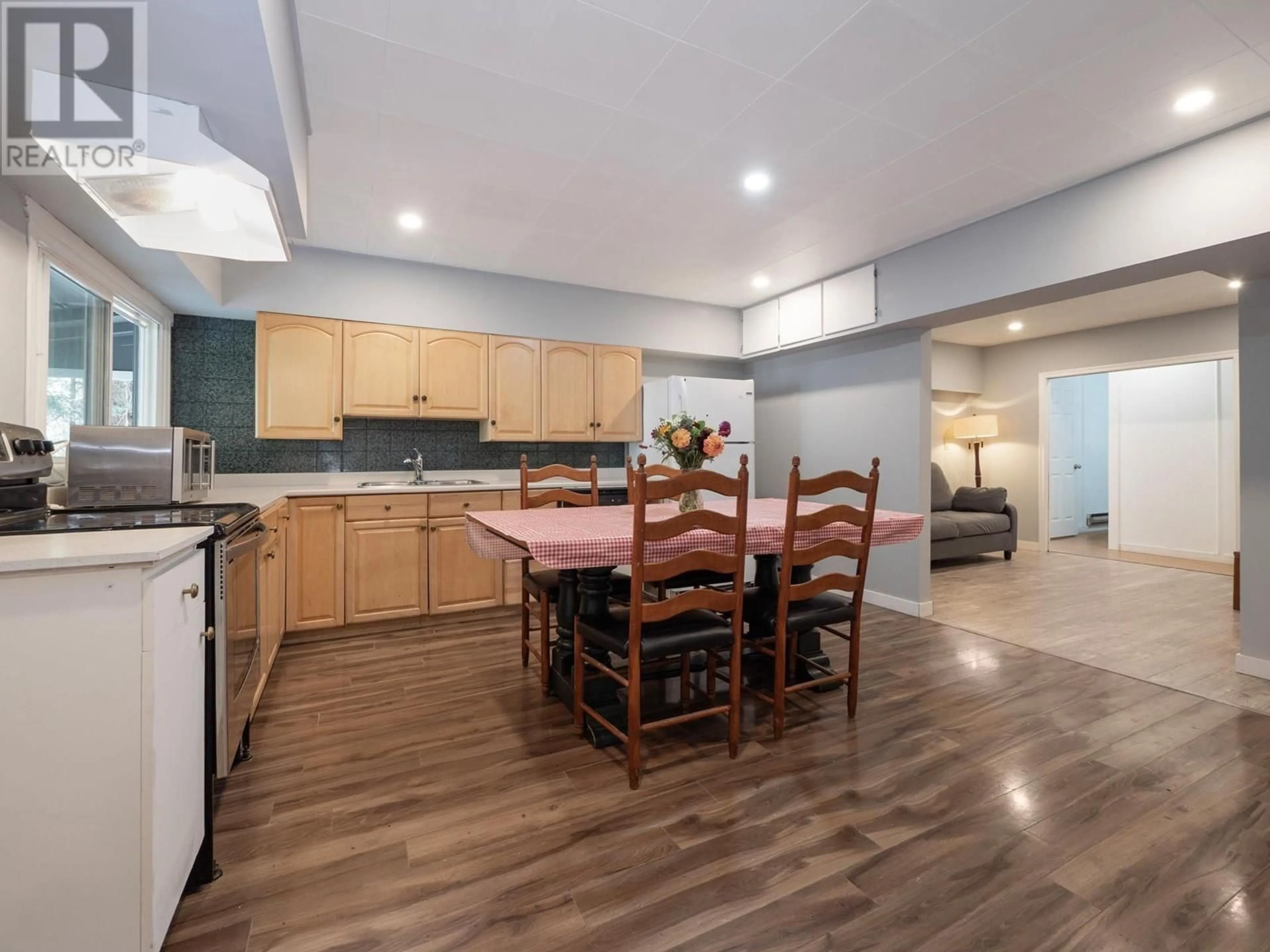 Open concept kitchen for 11022 SUNSHINE COAST HIGHWAY, Halfmoon Bay British Columbia V7Z1B9