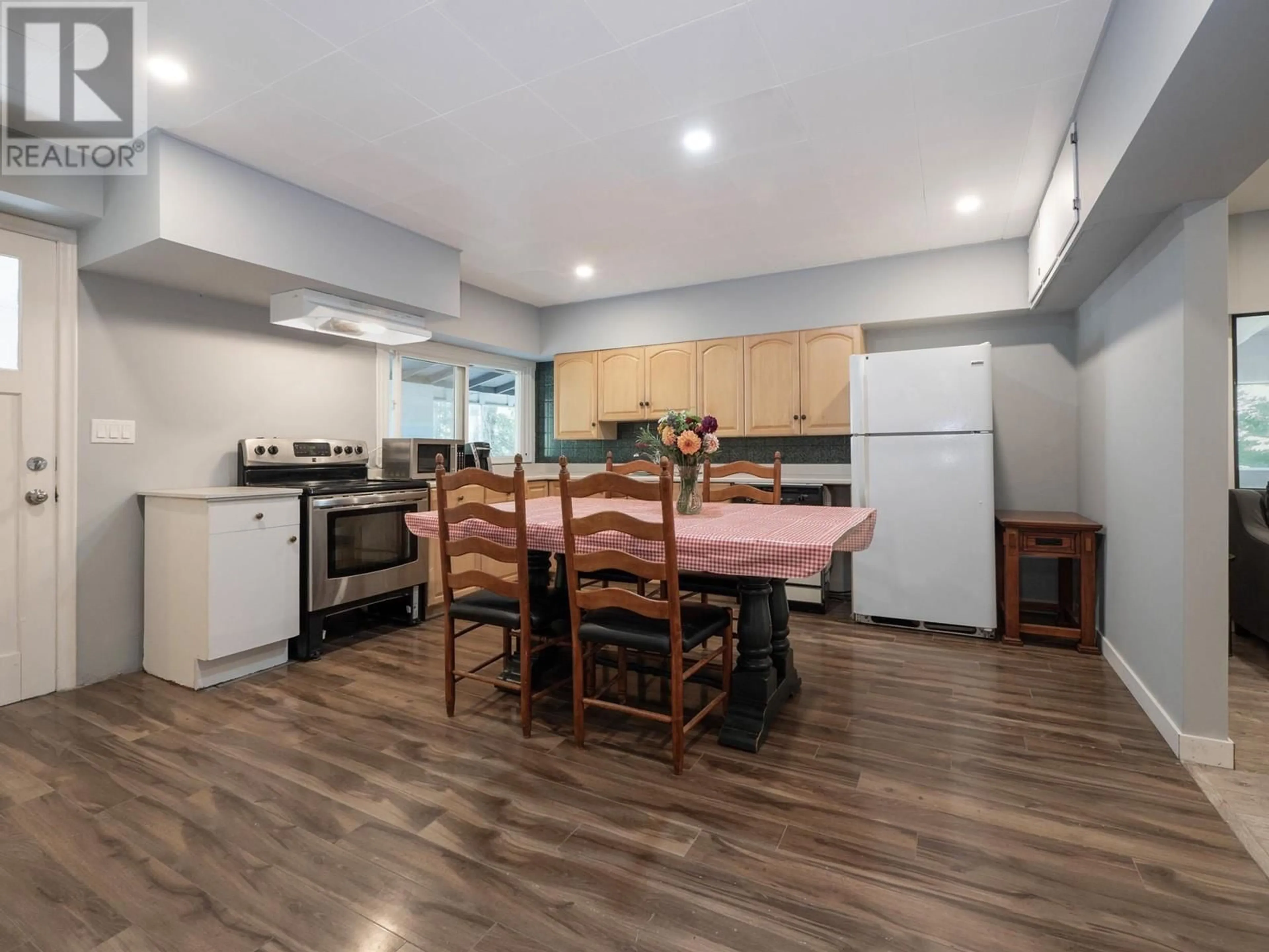 Open concept kitchen for 11022 SUNSHINE COAST HIGHWAY, Halfmoon Bay British Columbia V7Z1B9