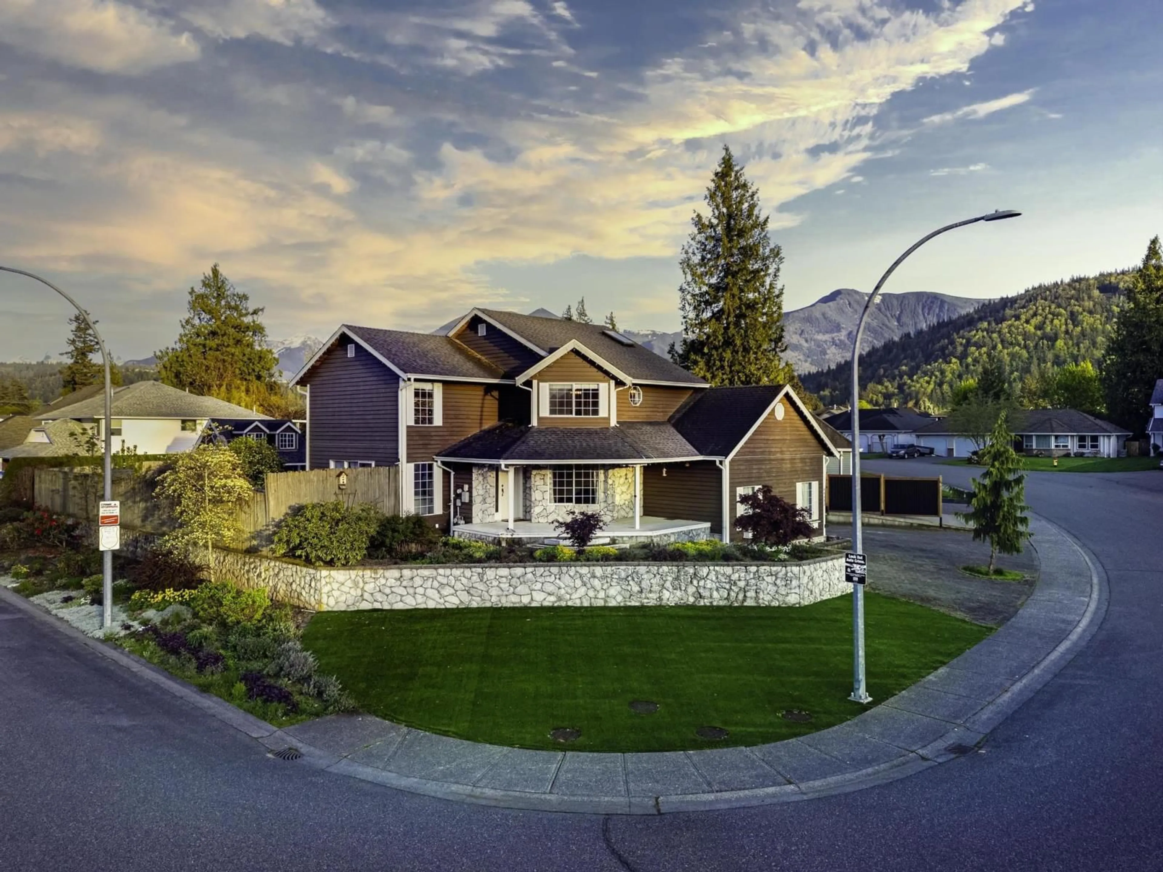 Frontside or backside of a home, the street view for 44685 CUMBERLAND AVENUE, Chilliwack British Columbia V2R3B6