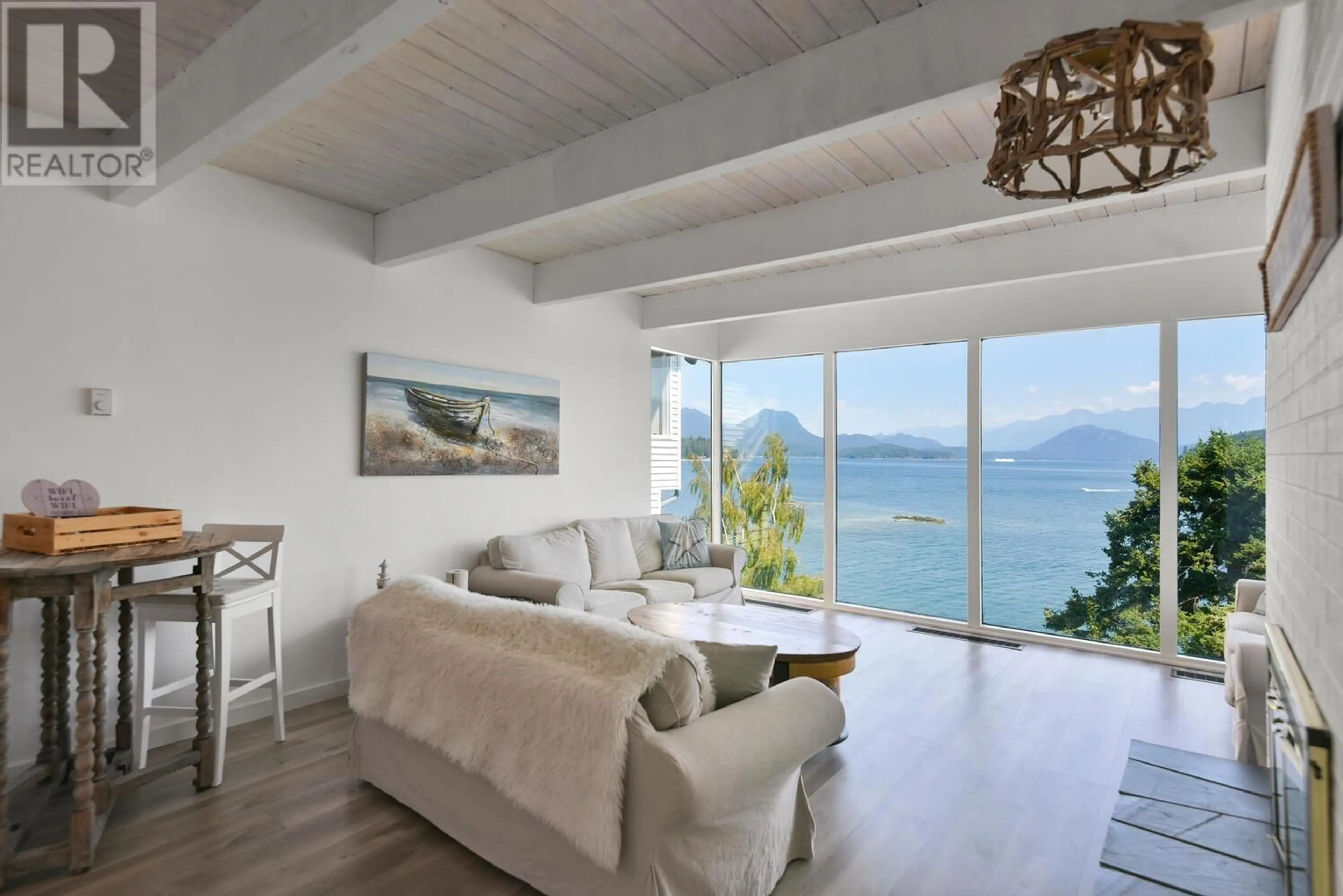 Living room for 362 AVALON DRIVE, Gibsons British Columbia V0N1V8