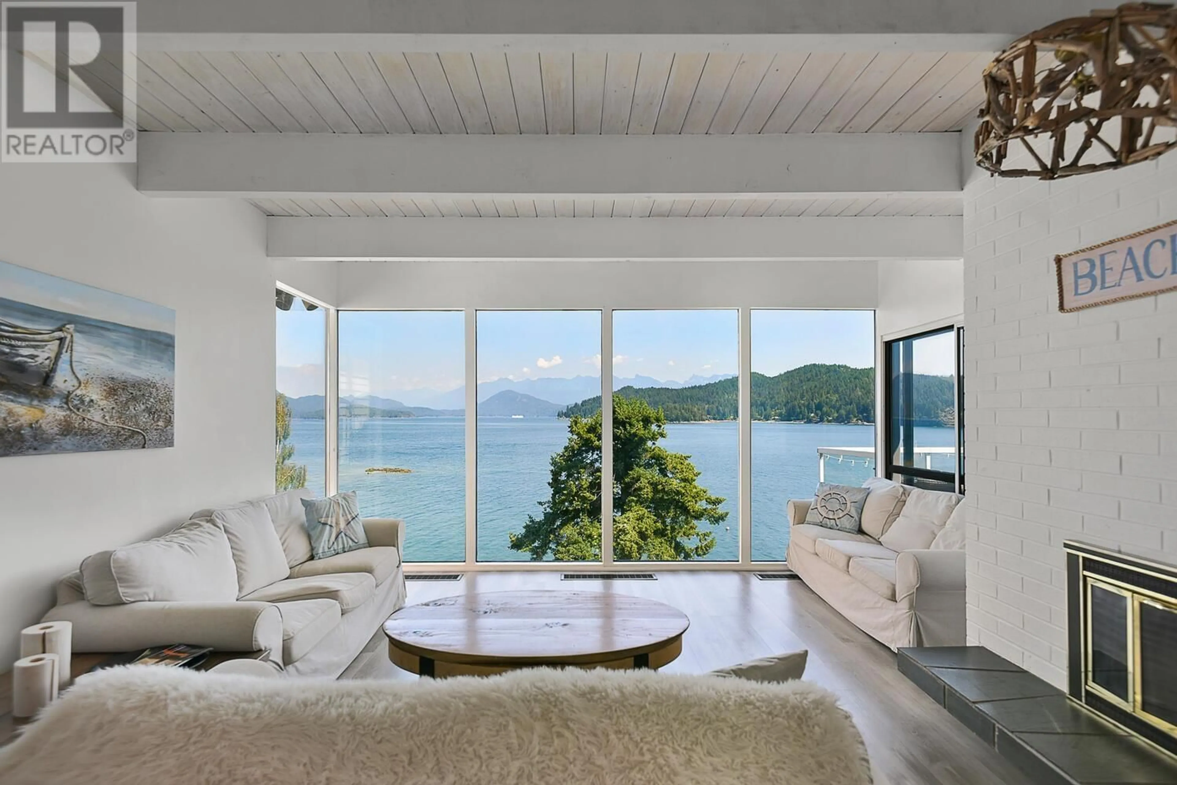 Living room for 362 AVALON DRIVE, Gibsons British Columbia V0N1V8