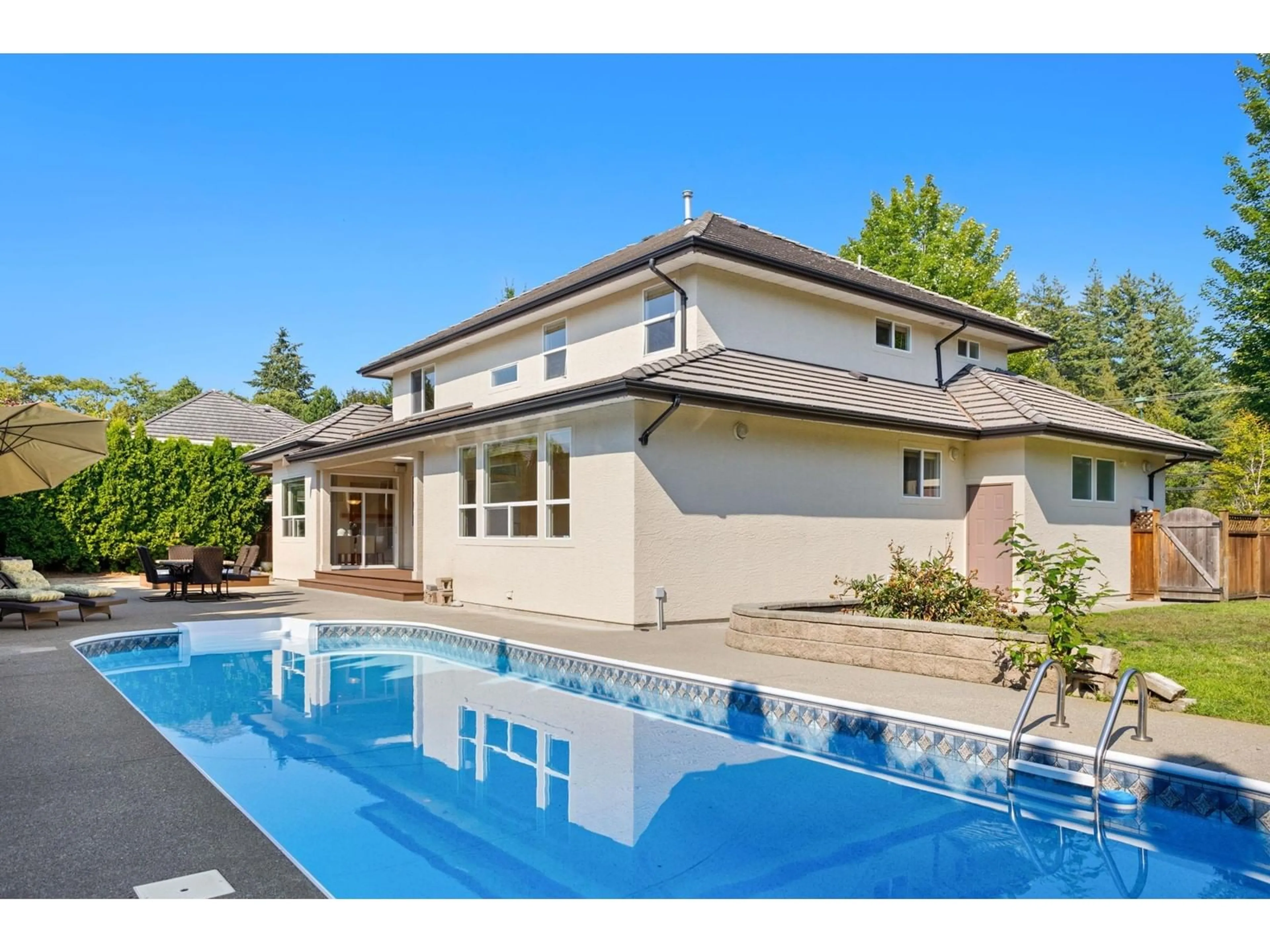 Indoor or outdoor pool for 2121 140 STREET, Surrey British Columbia V4A9V9