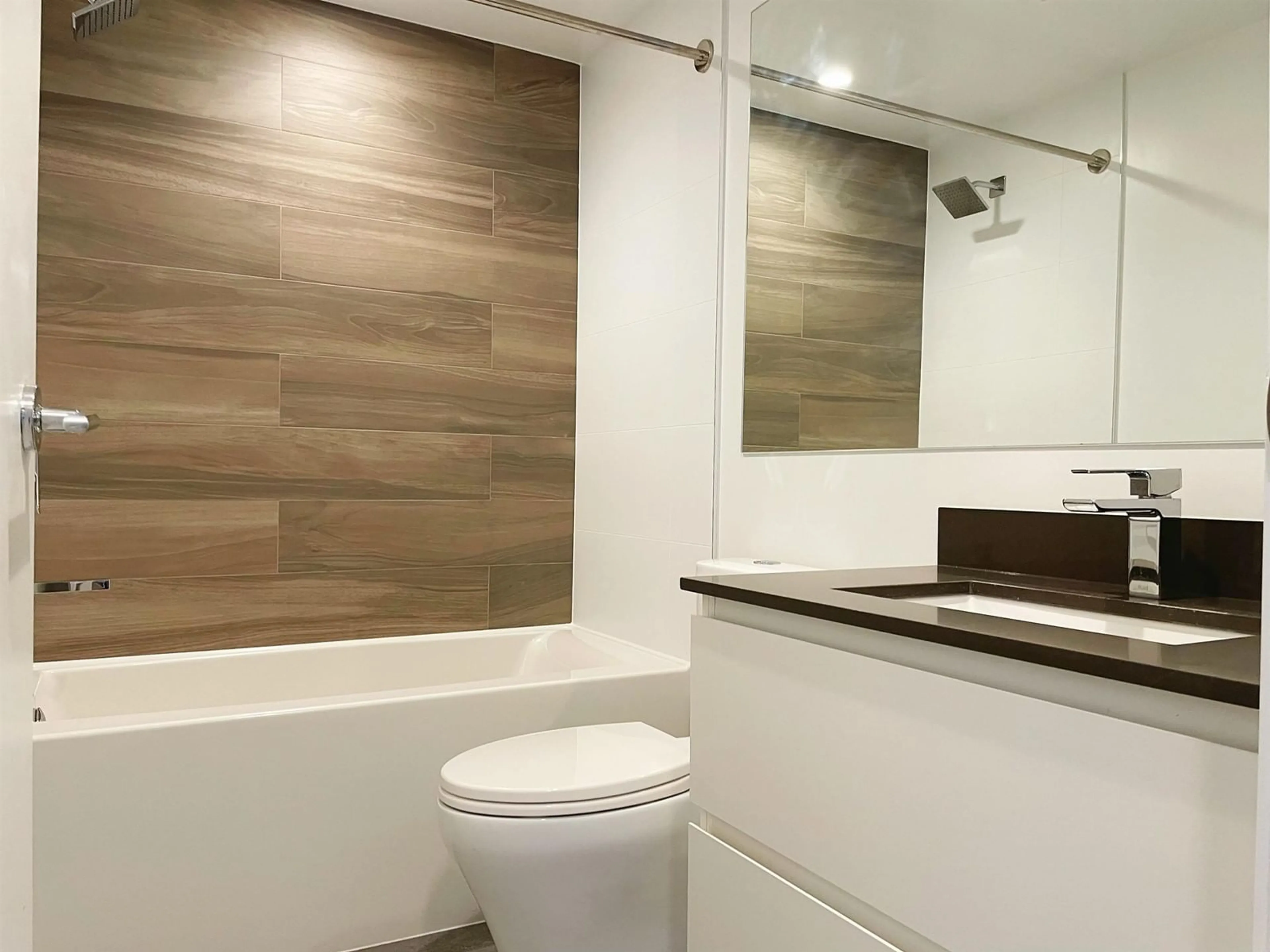 Standard bathroom, unknown for 3010 - 13615 FRASER, Surrey British Columbia V3T0P7