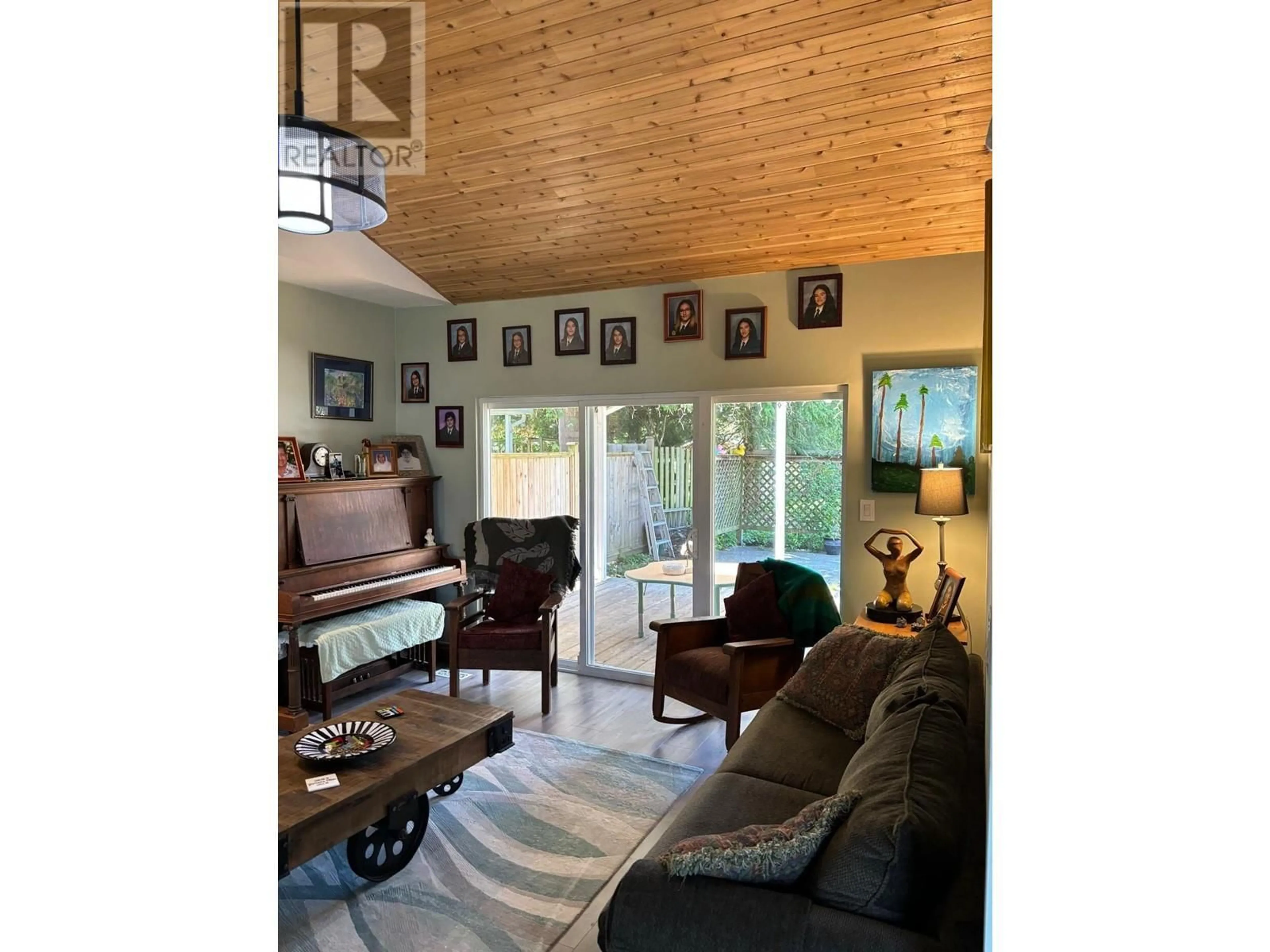 Living room with furniture, wood/laminate floor for 5151 GALWAY DRIVE, Delta British Columbia V4M3R4