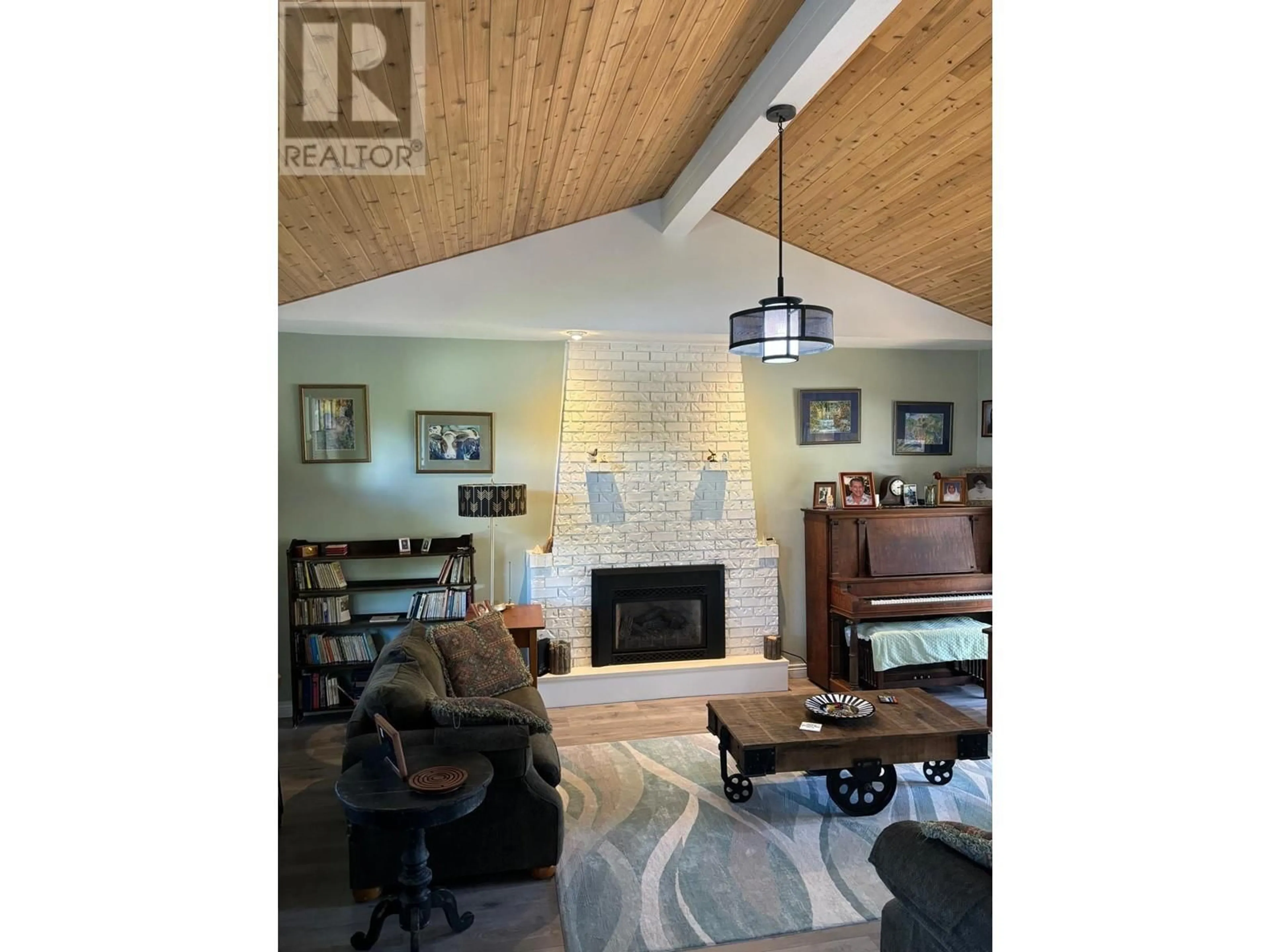 Living room with furniture, wood/laminate floor for 5151 GALWAY DRIVE, Delta British Columbia V4M3R4