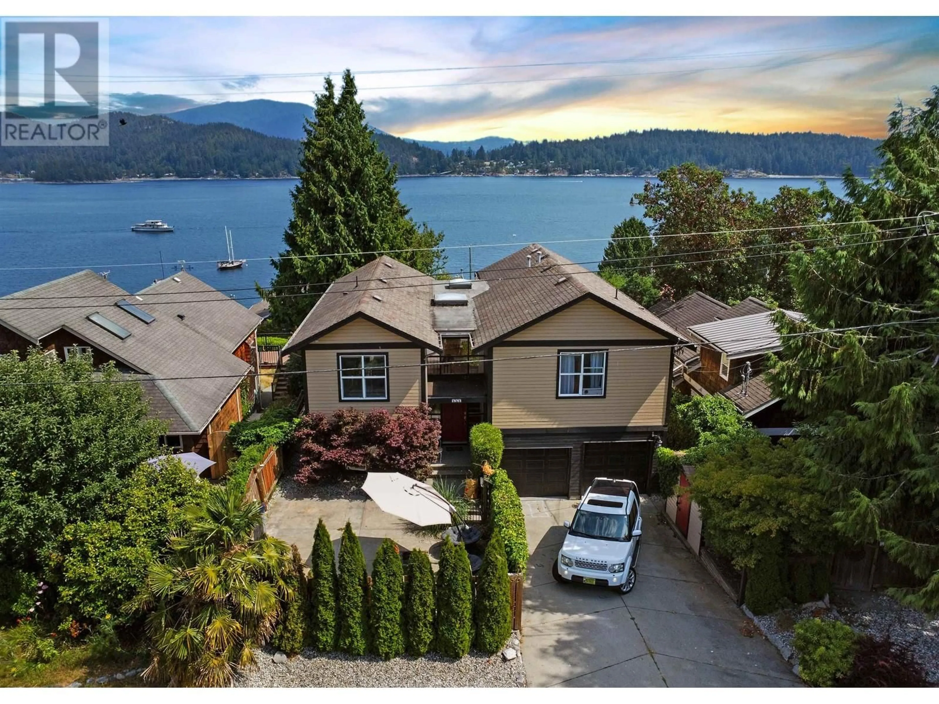 Frontside or backside of a home, cottage for 556 SEAVIEW ROAD, Gibsons British Columbia V0N1V9