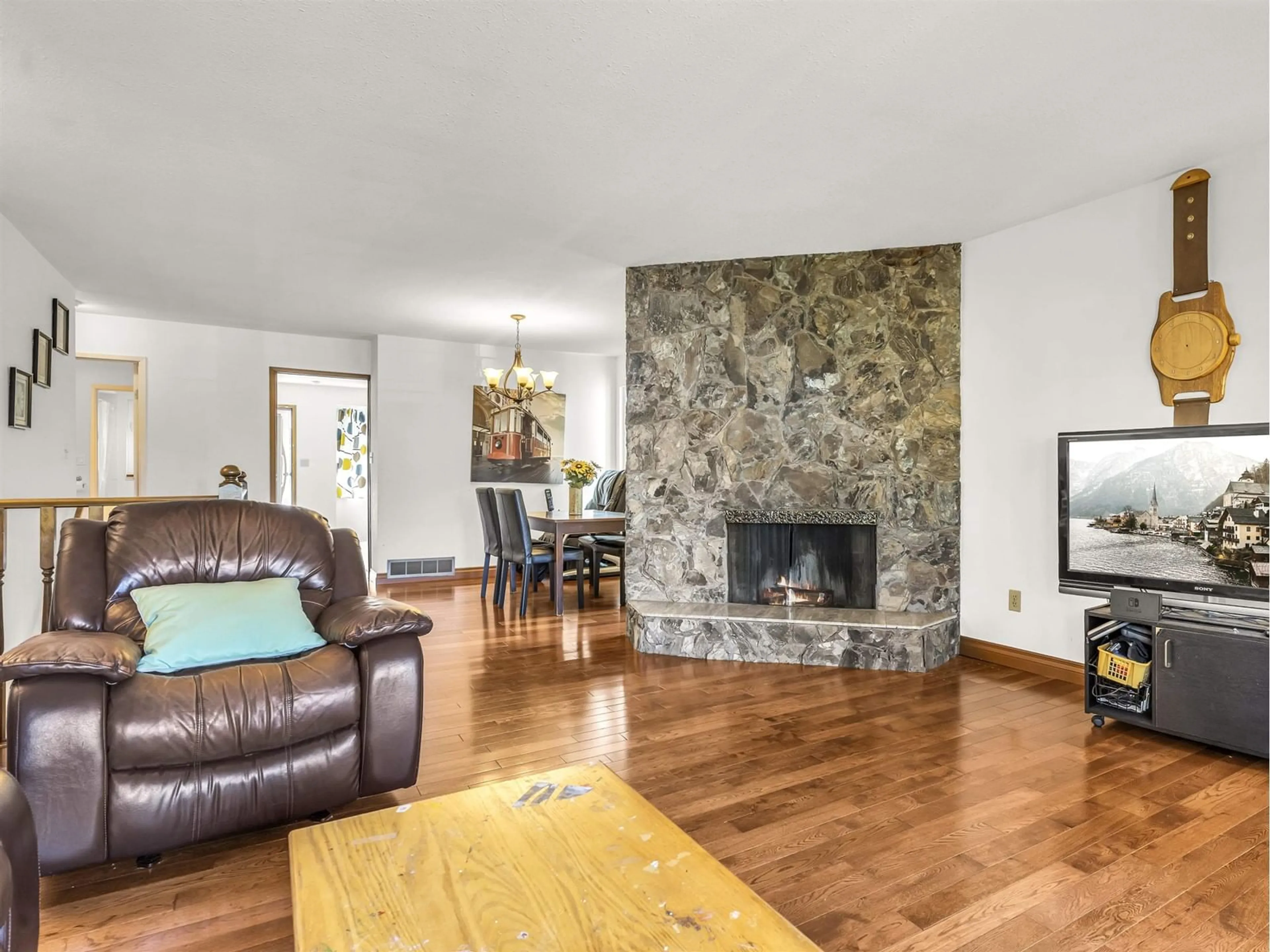 Living room, wood floors for 9680 129A STREET, Surrey British Columbia V3T3J5