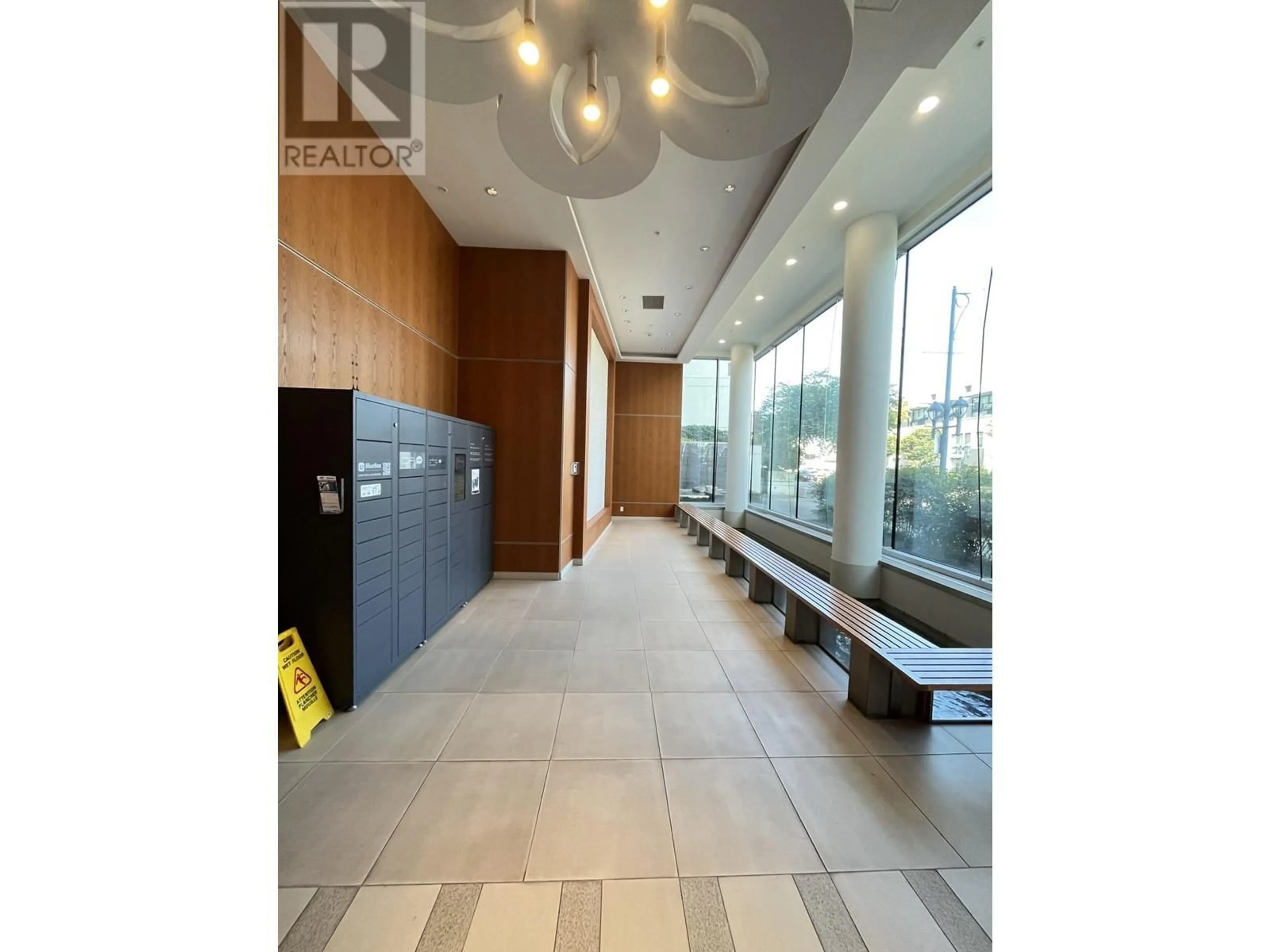 Indoor foyer, cement floor for 916 7988 ACKROYD ROAD, Richmond British Columbia V6K0K6