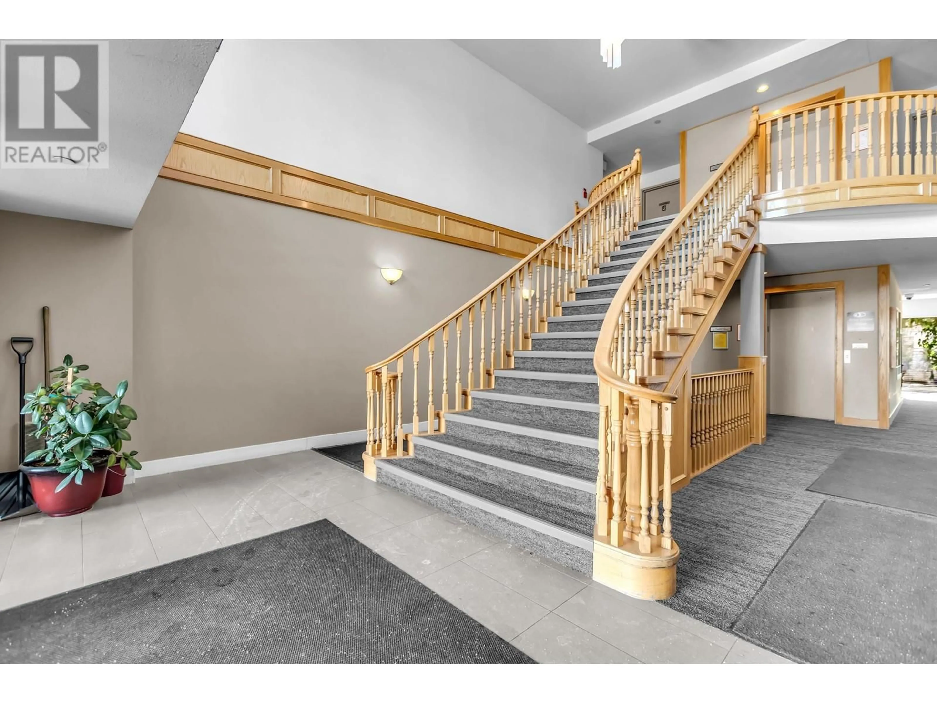 Indoor foyer, wood floors for 301 12464 191B STREET, Pitt Meadows British Columbia V3Y2P6