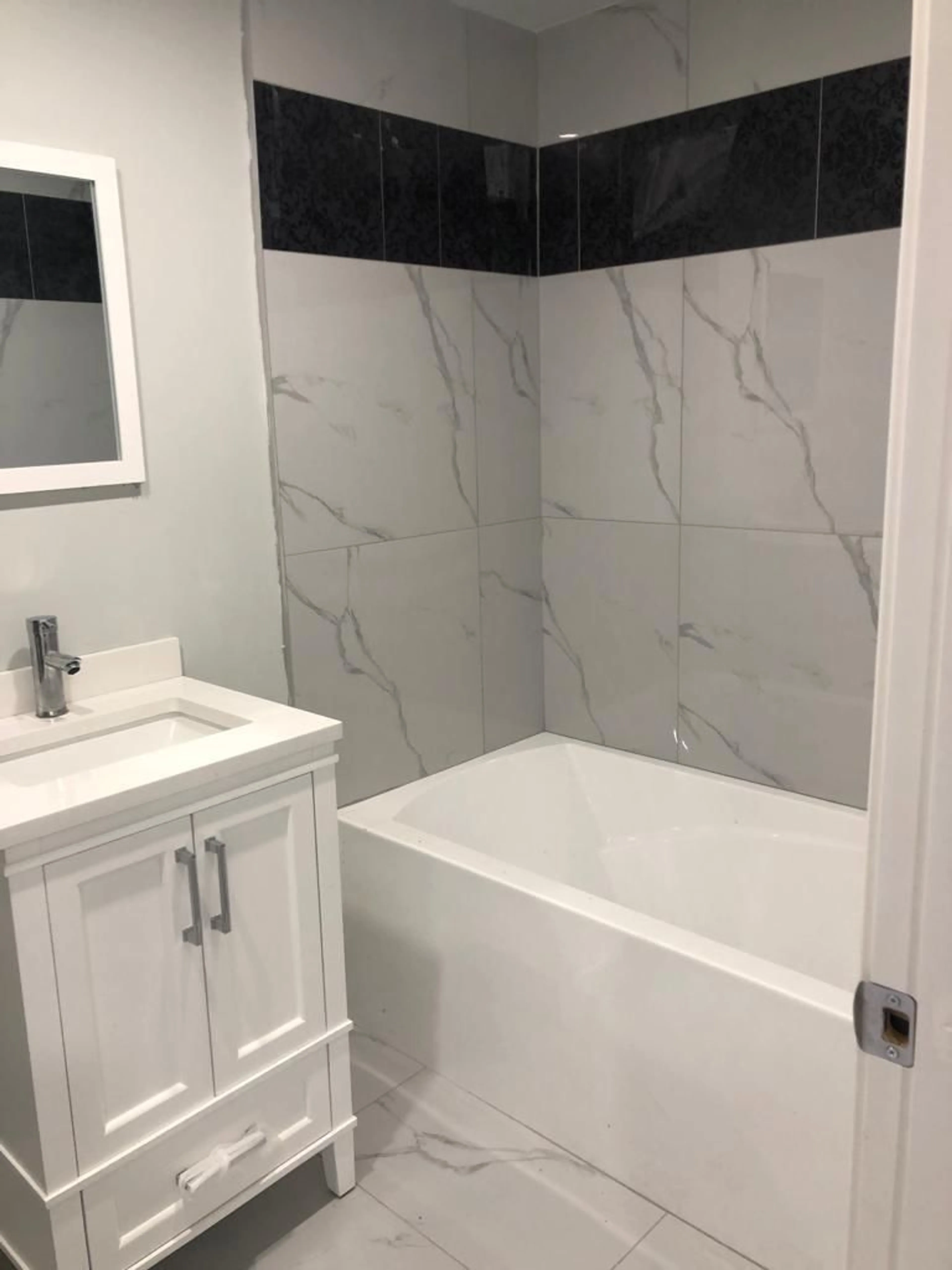 Contemporary bathroom, ceramic floors for 9736 WILLIAMS STREET, Chilliwack British Columbia V2P5G7