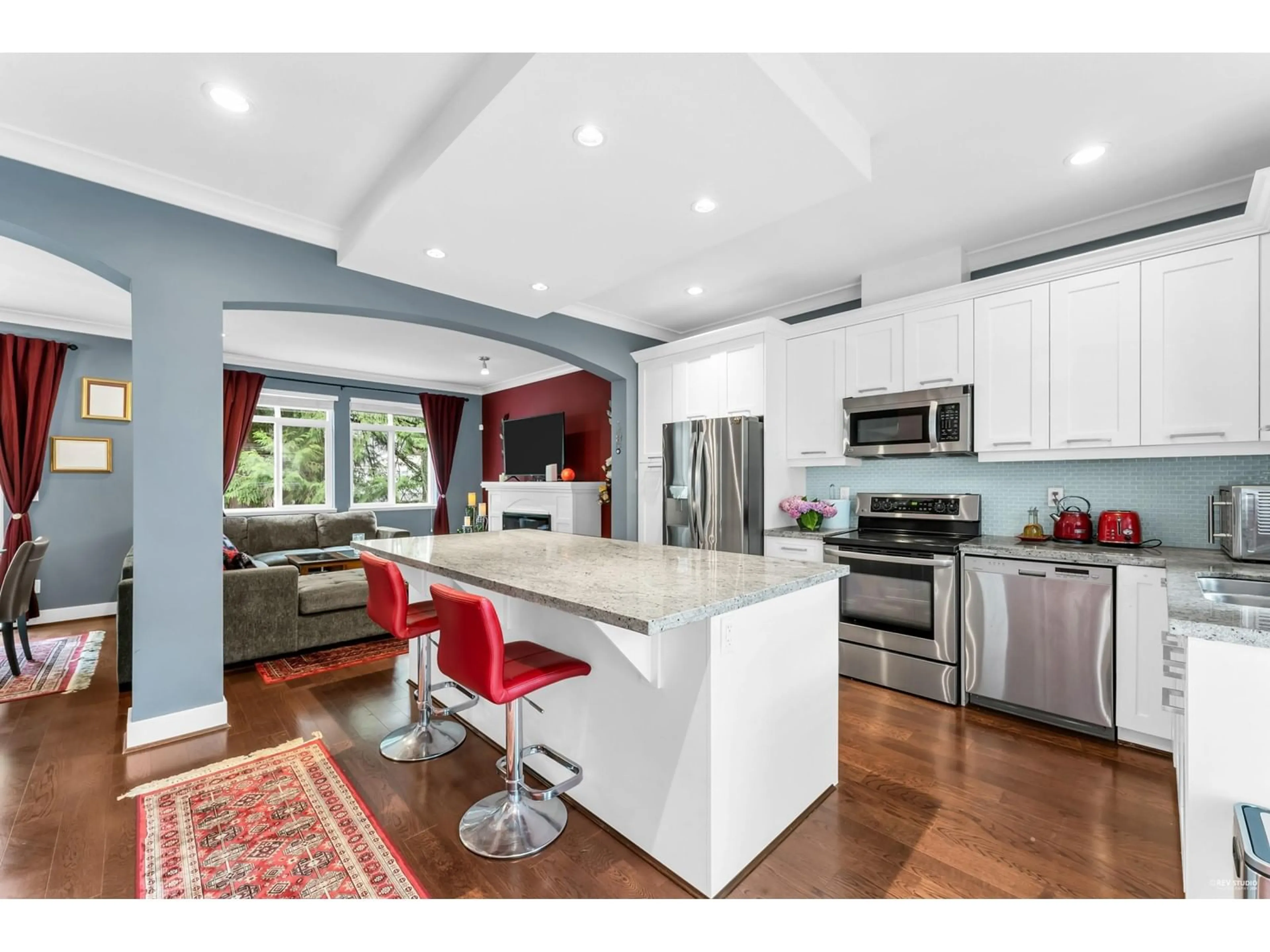 Open concept kitchen for 33 2925 KING GEORGE BOULEVARD, Surrey British Columbia V4P1B8