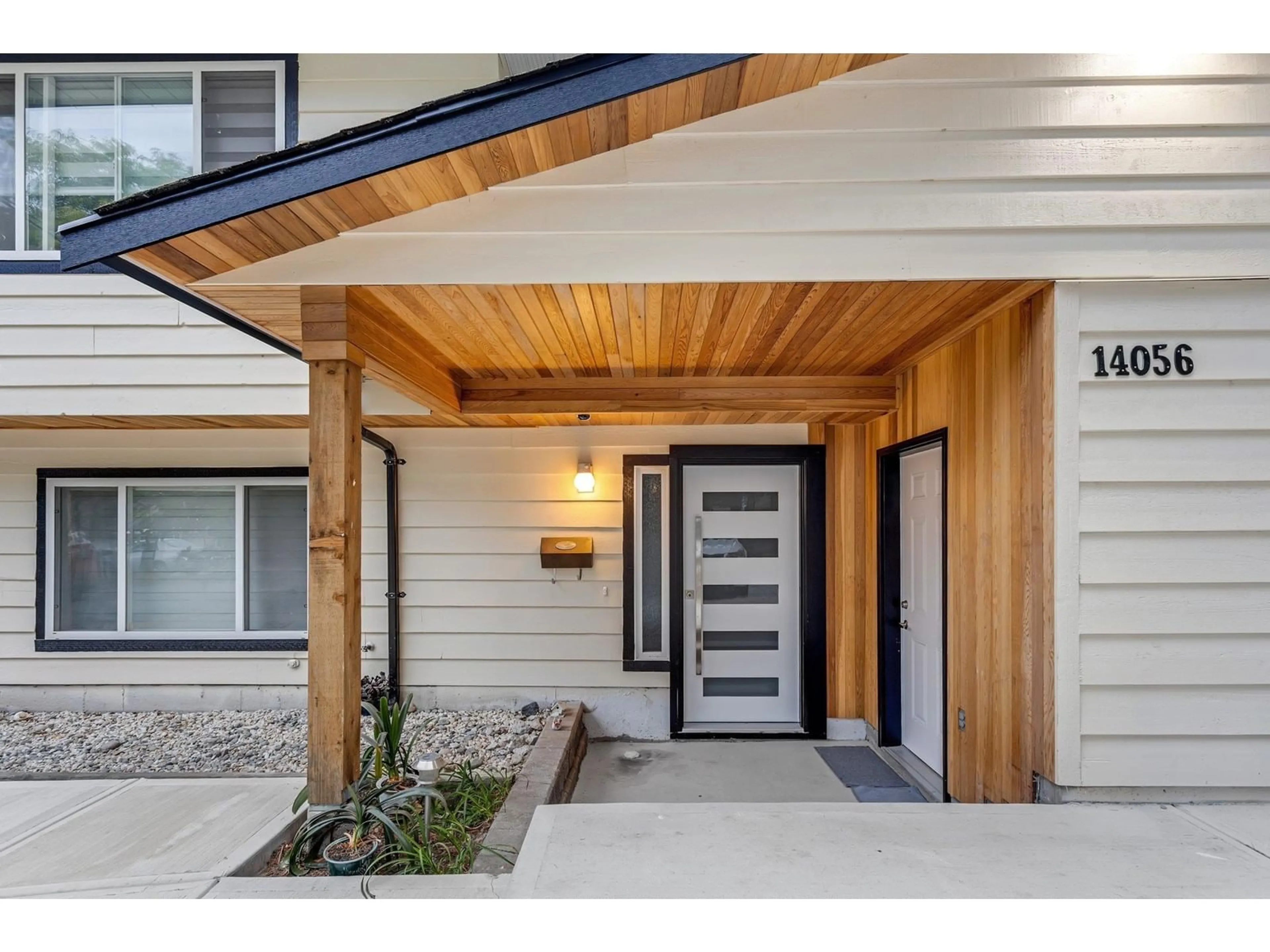 Indoor entryway for 14056 75 AVENUE, Surrey British Columbia V3W7A7