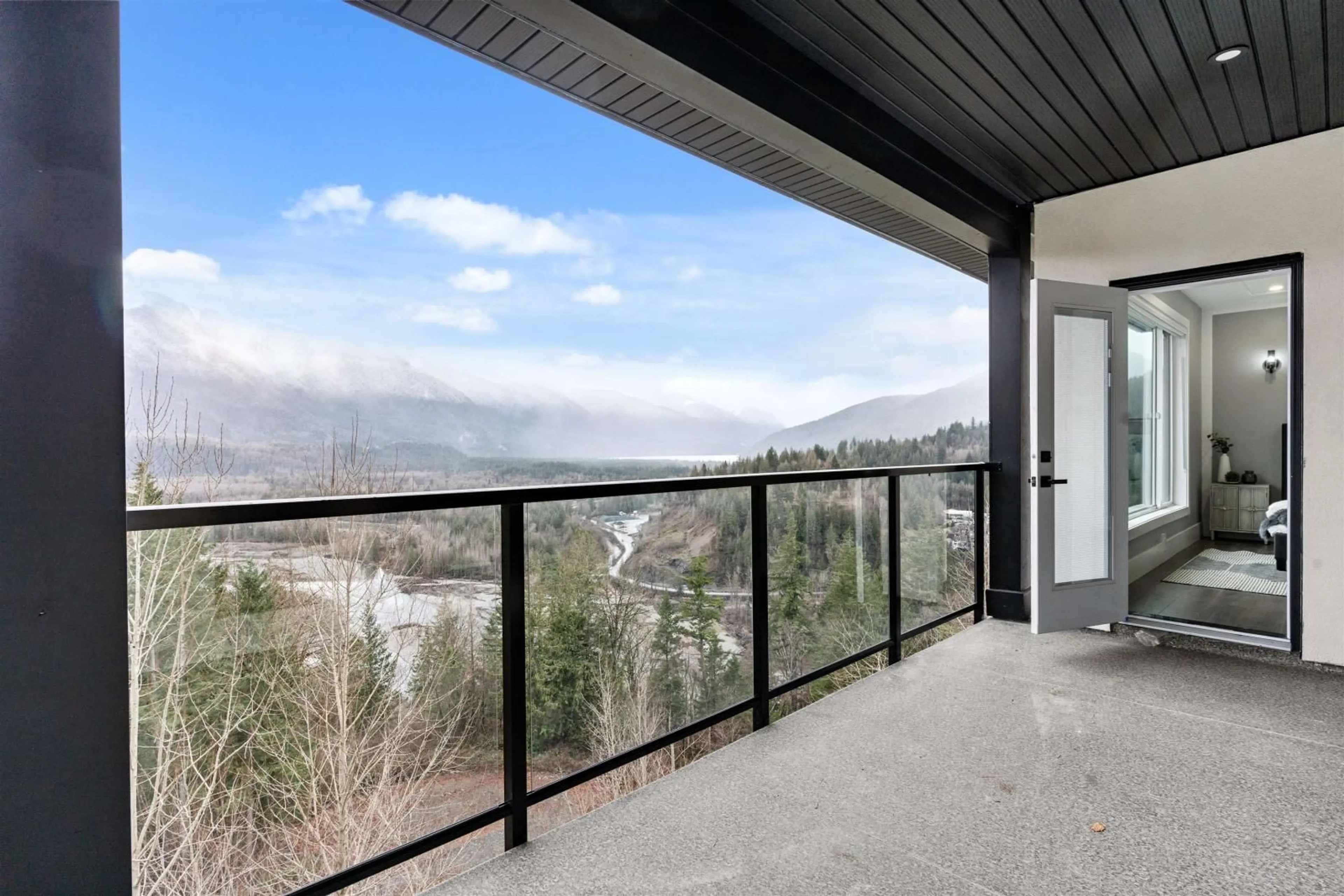 Balcony in the apartment for 46116 CRESTVIEW DRIVE, Chilliwack British Columbia V2R6G4