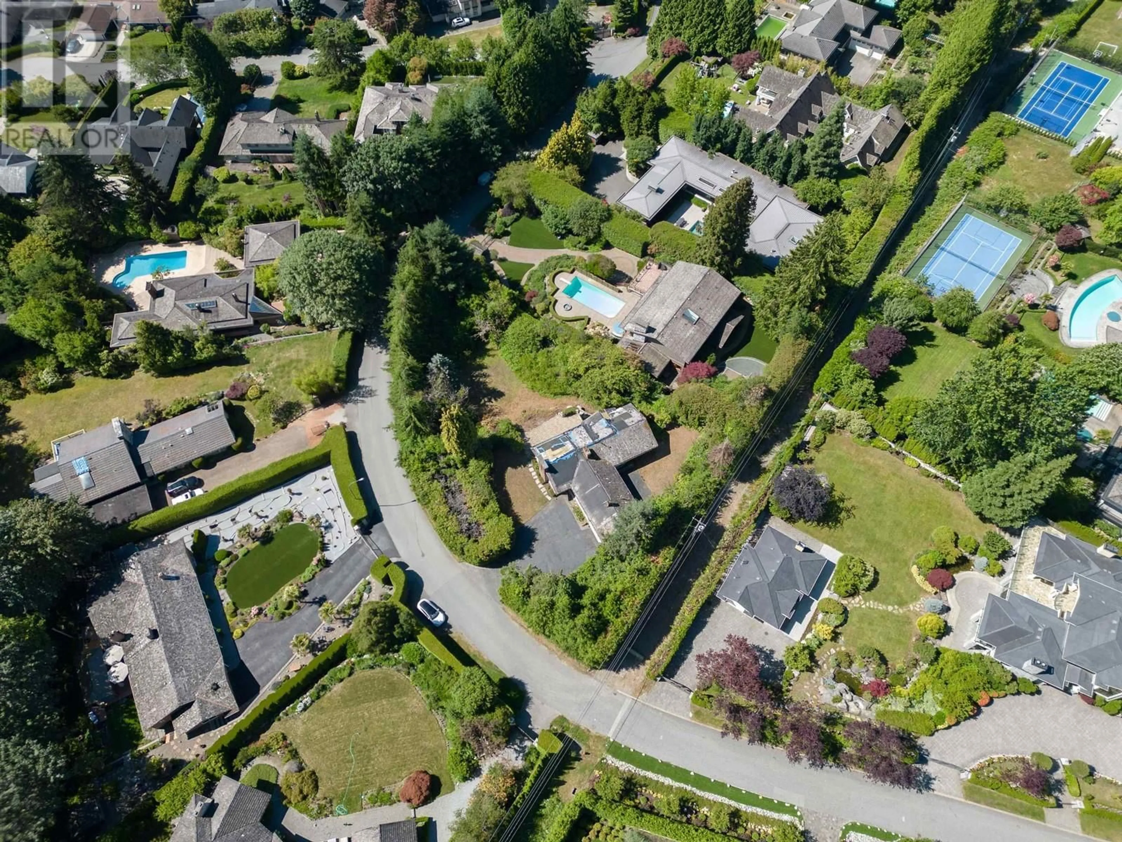 A pic from outside/outdoor area/front of a property/back of a property/a pic from drone, street for 635 GLENMAROON ROAD, West Vancouver British Columbia V7S1P5