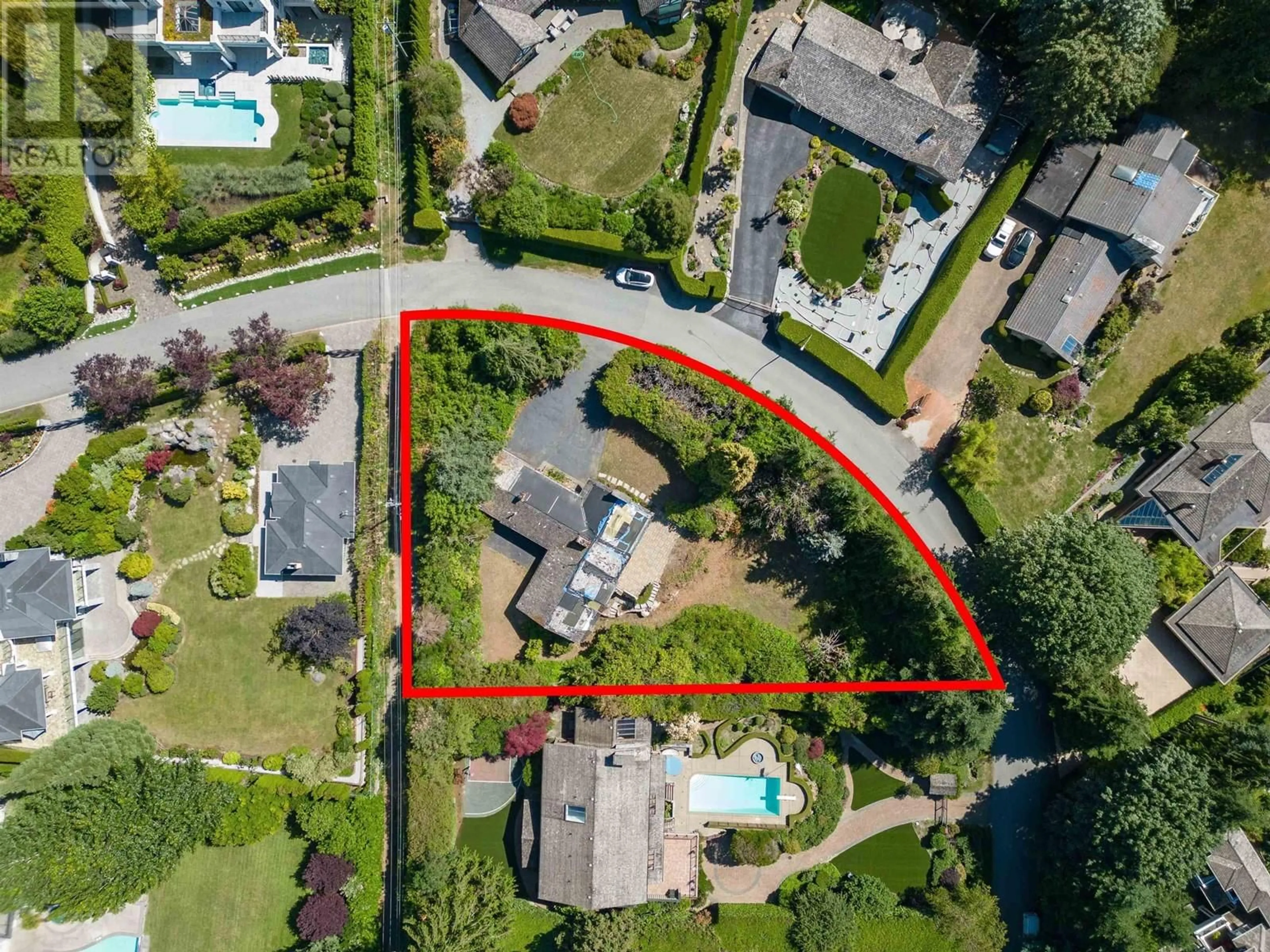 A pic from outside/outdoor area/front of a property/back of a property/a pic from drone, street for 635 GLENMAROON ROAD, West Vancouver British Columbia V7S1P5