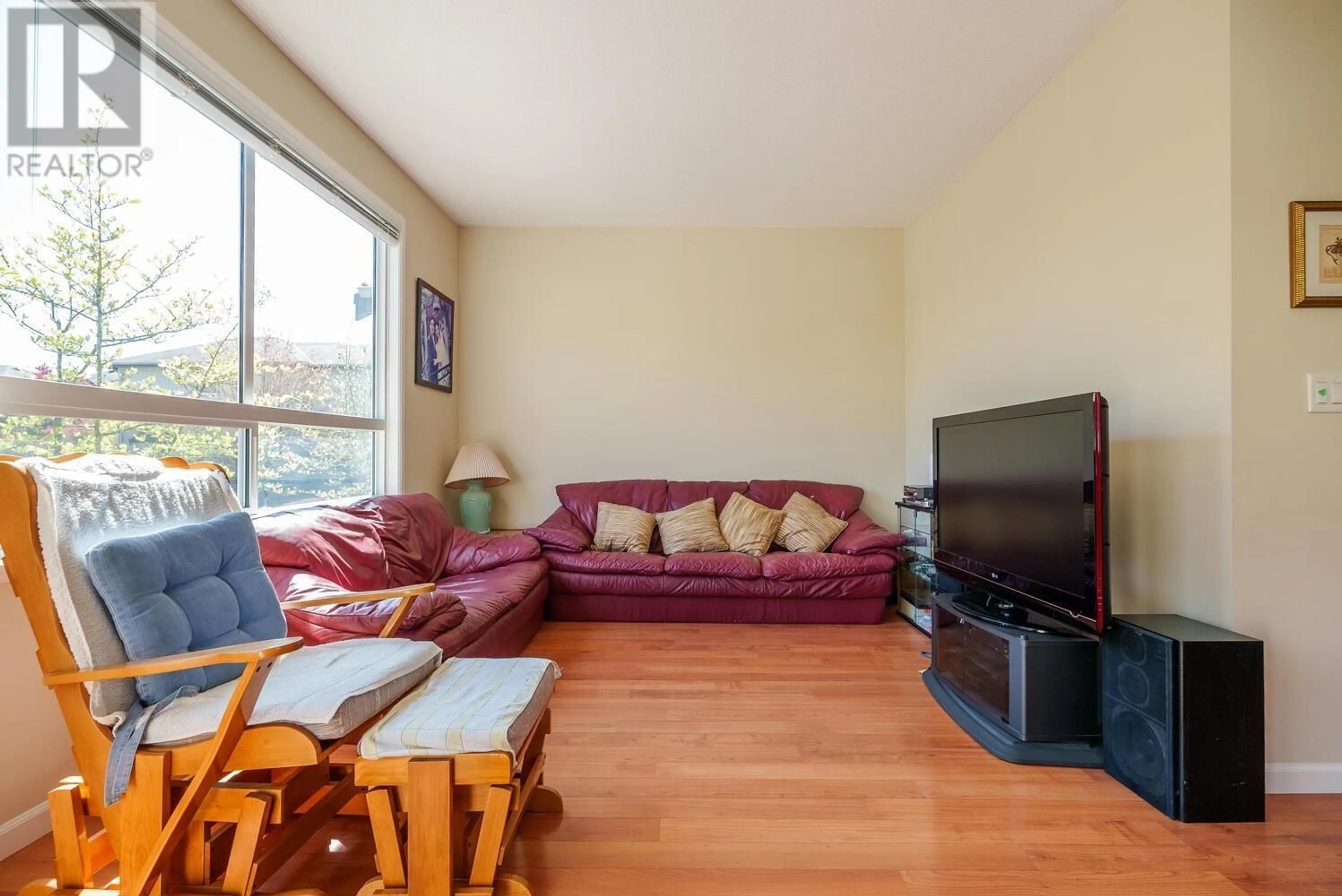 Living room with furniture, wood/laminate floor for 19 - 3127 SKEENA STREET, Port Coquitlam British Columbia V3B8G5