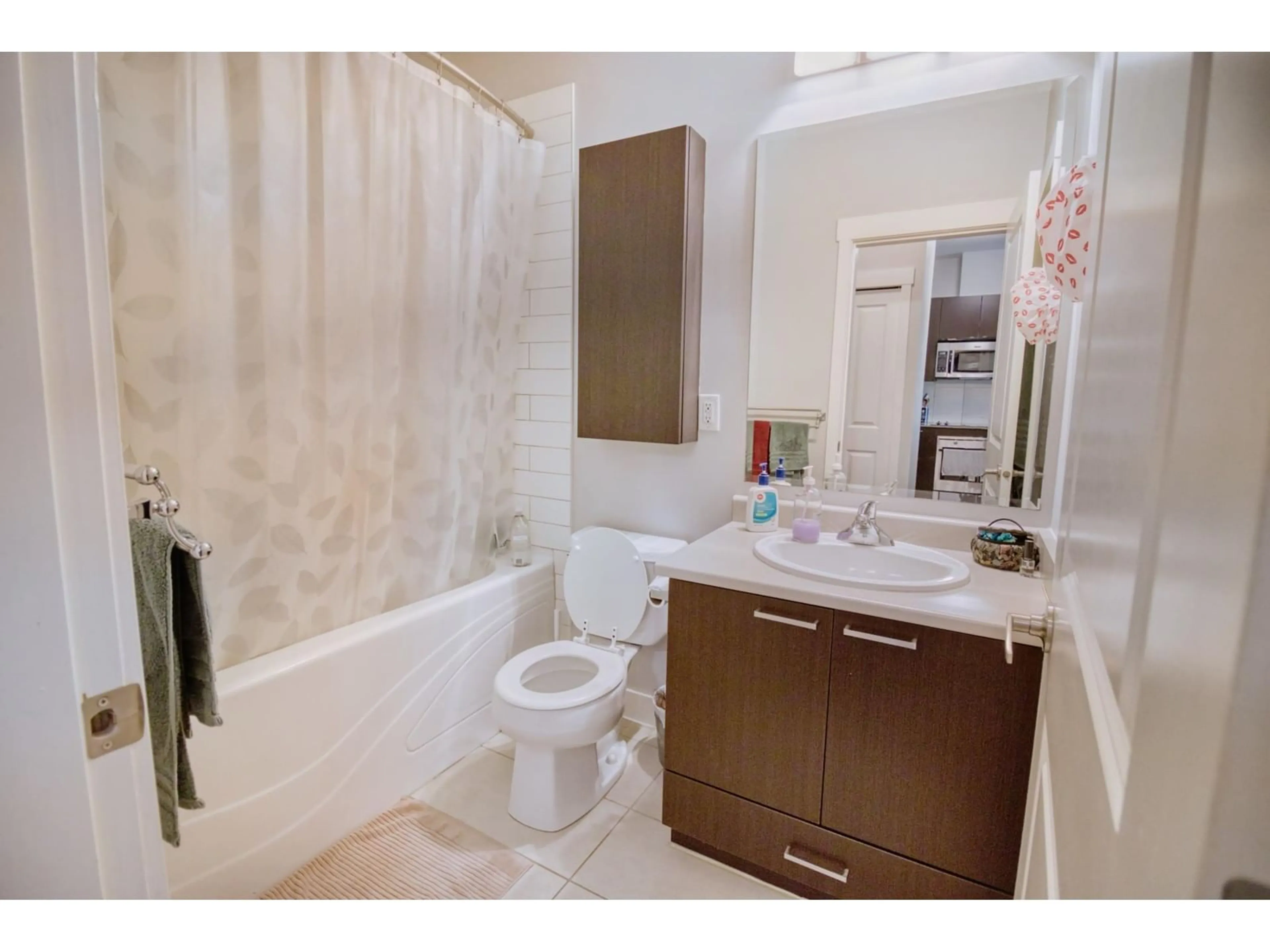 Standard bathroom for 427 13321 102A AVENUE, Surrey British Columbia V3T1P6