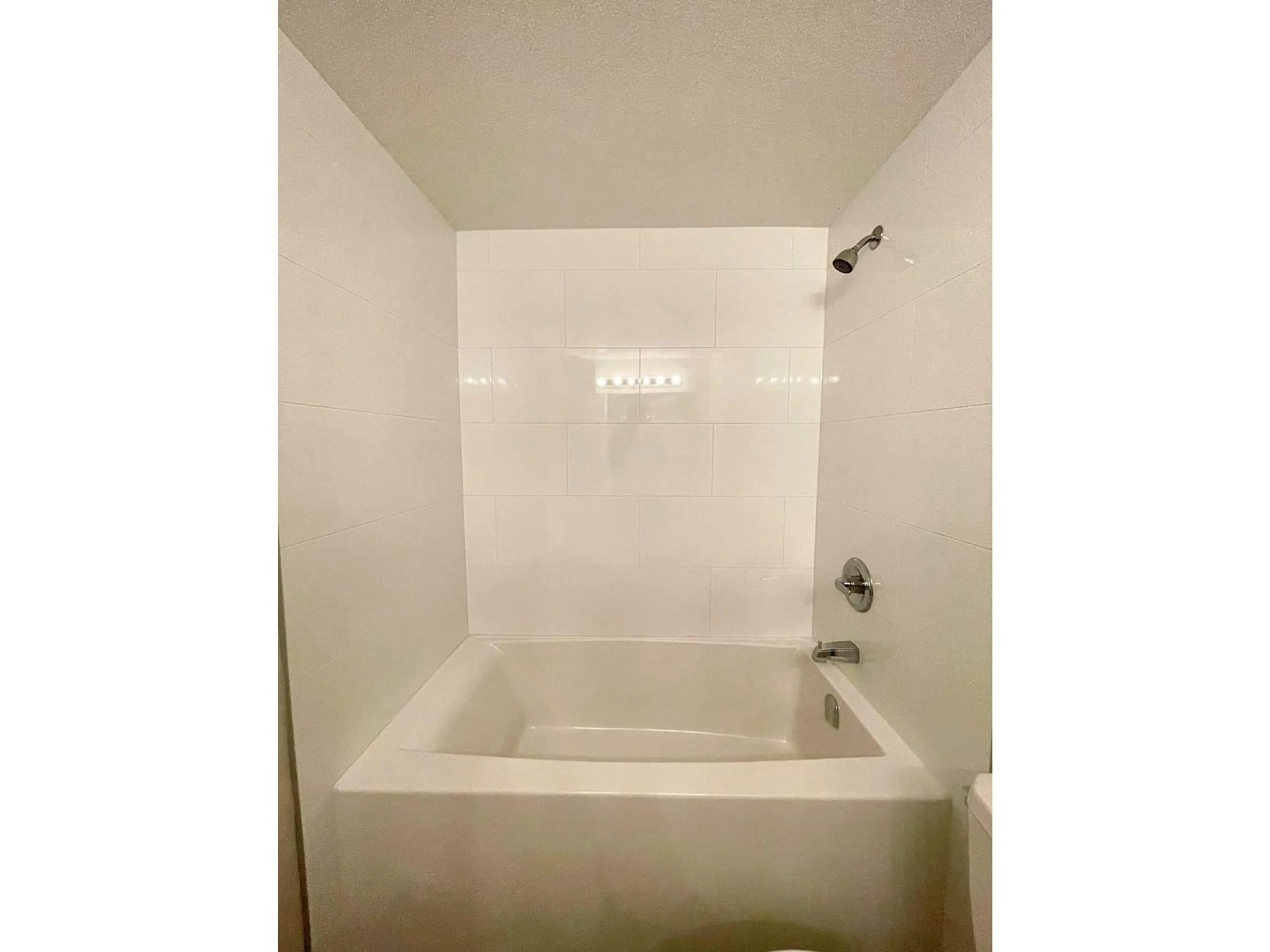 Standard bathroom, not visible floor for 433 1909 SALTON ROAD, Abbotsford British Columbia V2S5B6