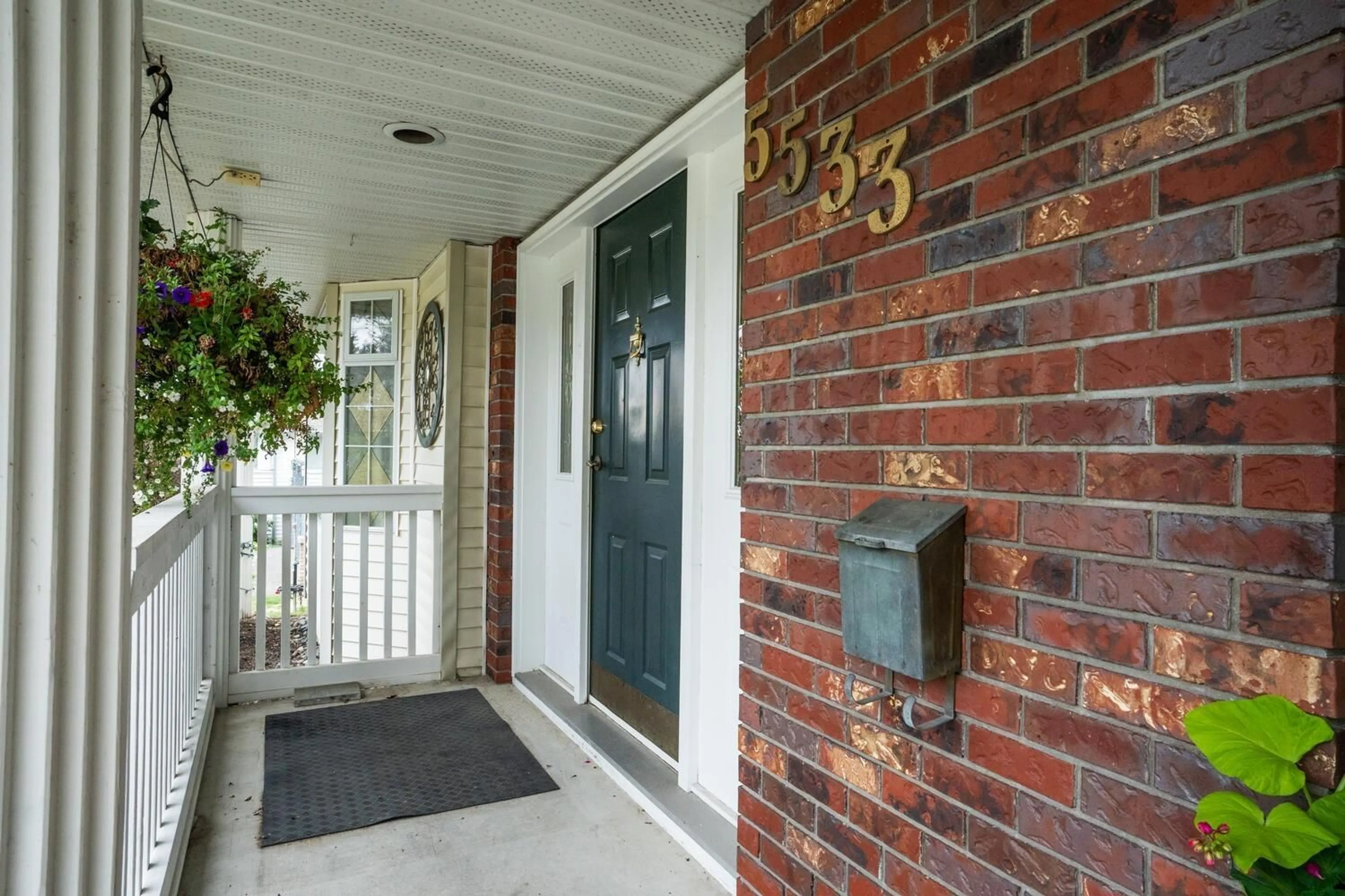 Indoor entryway, wood floors for 5533 183A STREET, Surrey British Columbia V3S7Z3