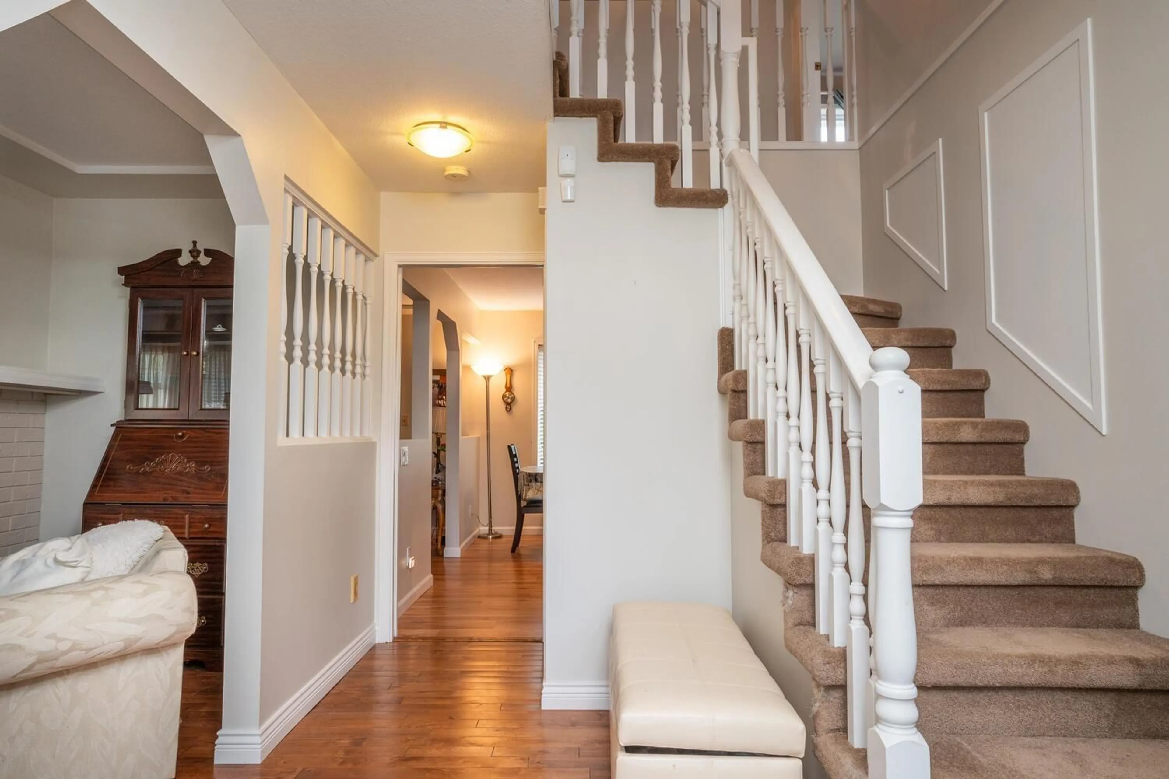 Indoor entryway, wood floors for 5533 183A STREET, Surrey British Columbia V3S7Z3