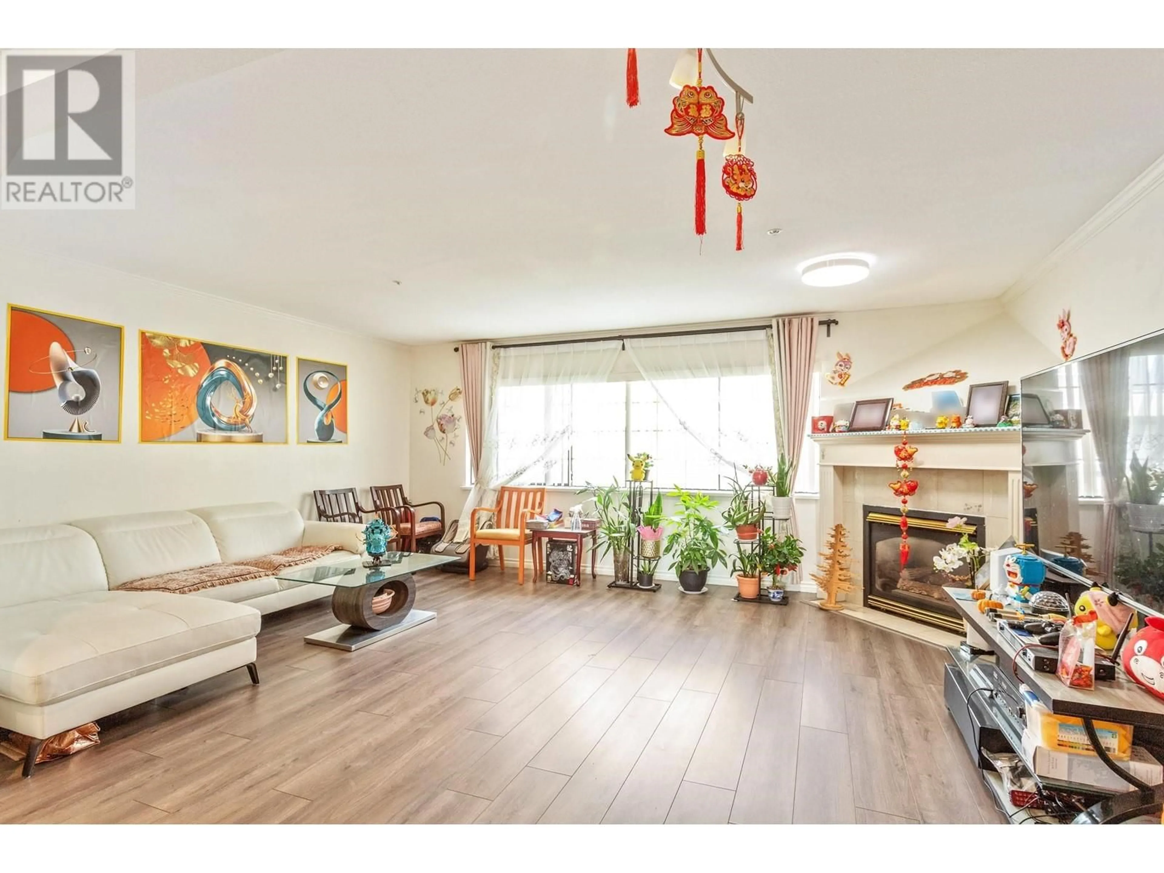 Living room with furniture, wood/laminate floor for 21 - 8591 BLUNDELL ROAD, Richmond British Columbia V6Y1K2