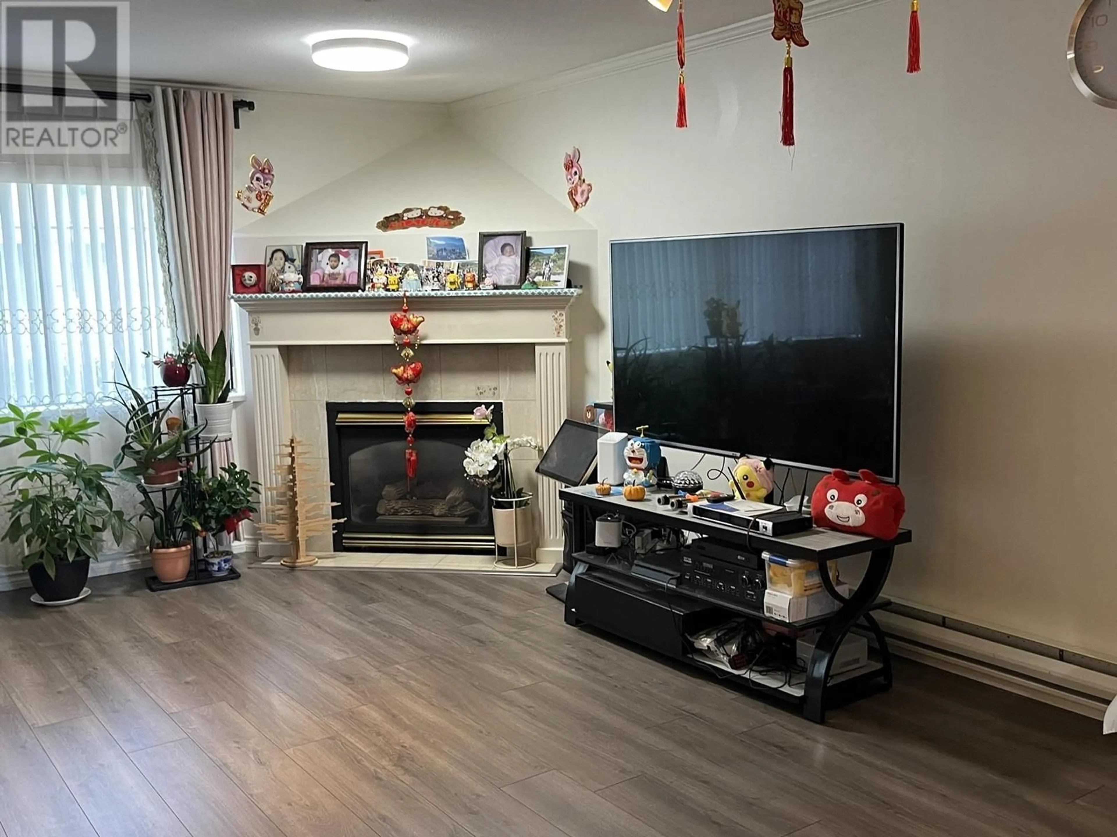 Living room, wood floors for 21 8591 BLUNDELL ROAD, Richmond British Columbia V6Y1K2