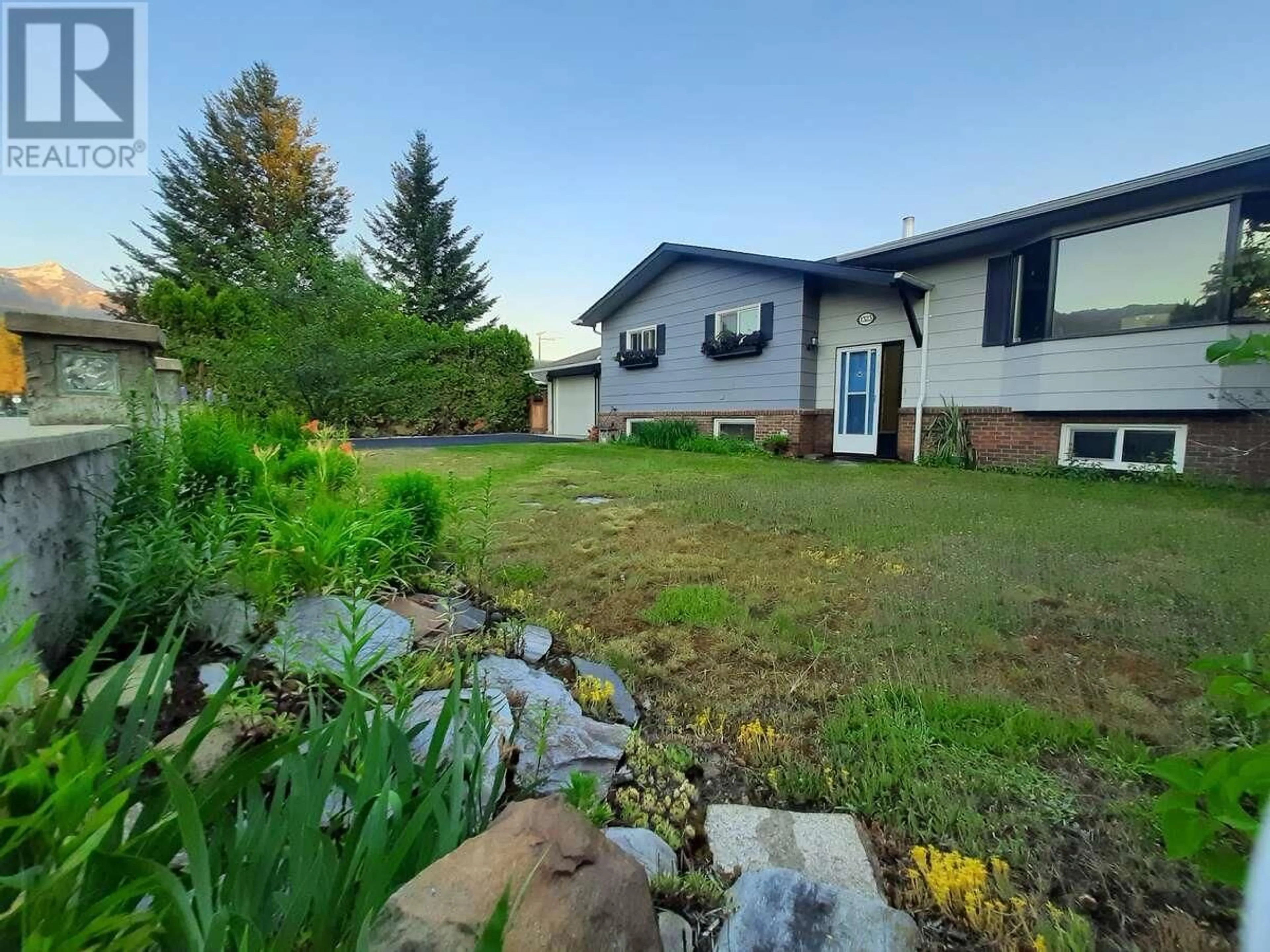 A pic from outside/outdoor area/front of a property/back of a property/a pic from drone, unknown for 1323 7TH AVENUE, Valemount British Columbia V0E2Z0