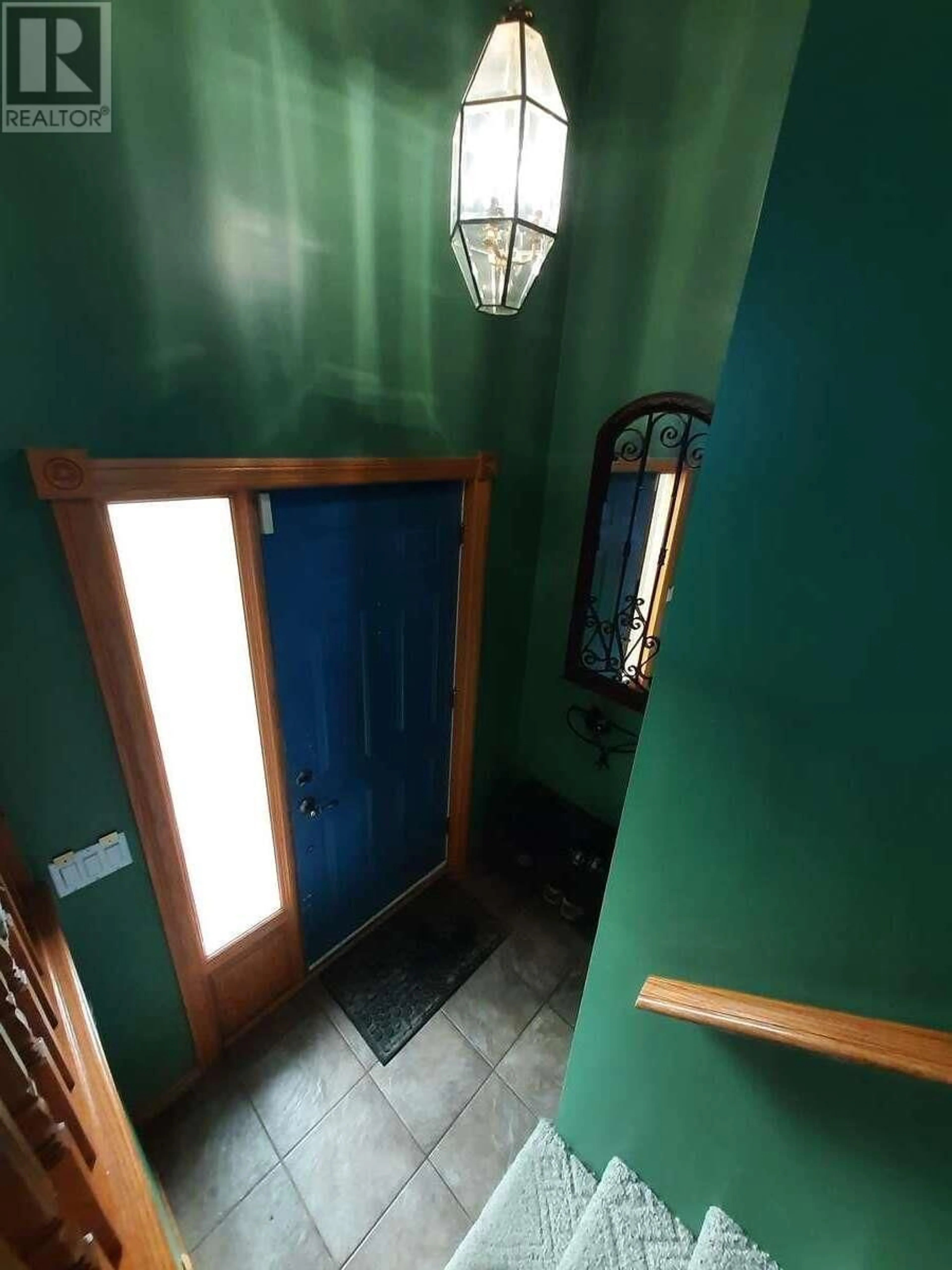 Indoor foyer for 1323 7TH AVENUE, Valemount British Columbia V0E2Z0