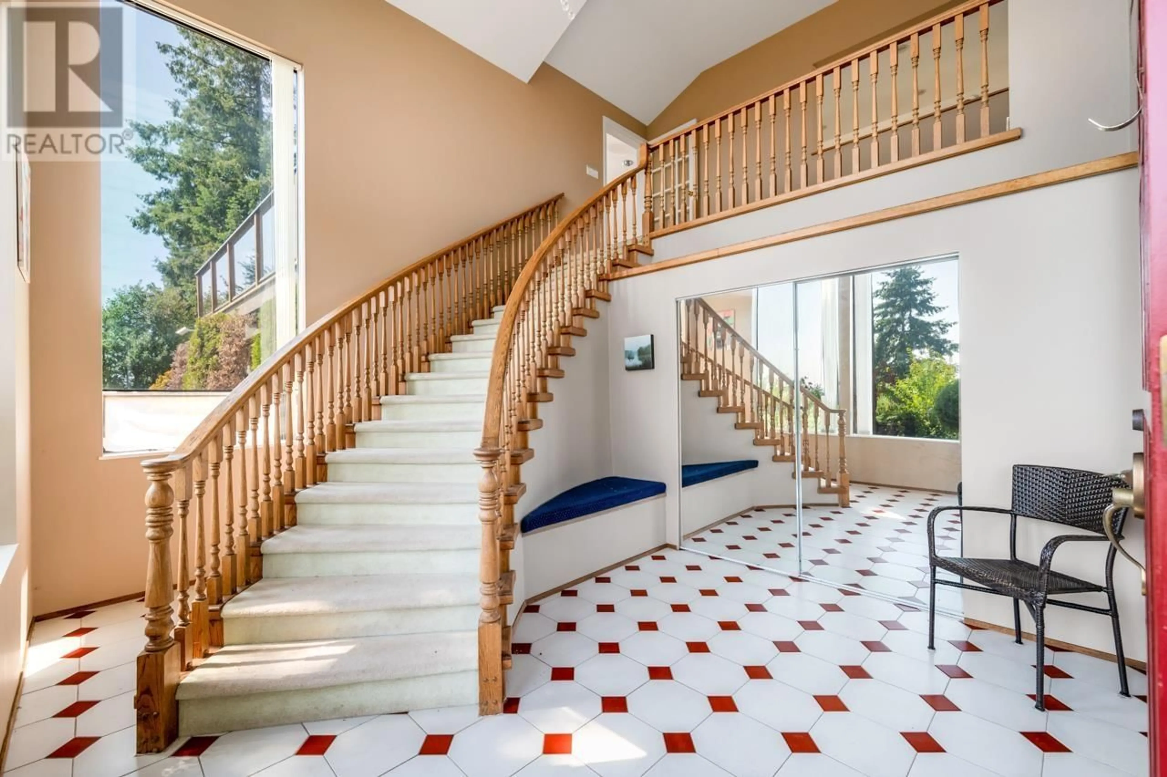 Indoor foyer, ceramic floors for 4719 RUTLAND ROAD, West Vancouver British Columbia V7W1G6