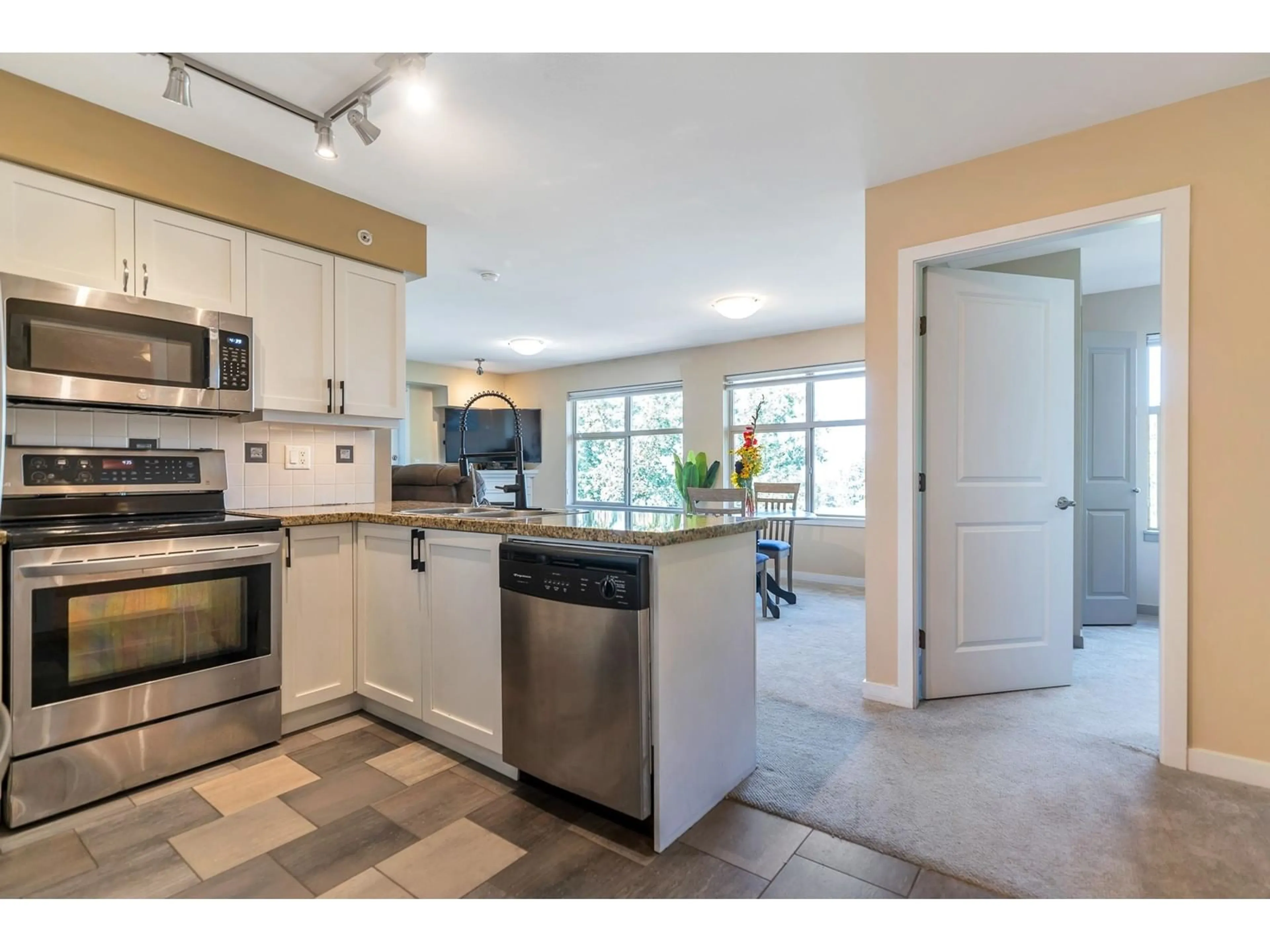 Open concept kitchen for 405 2511 KING GEORGE BOULEVARD, Surrey British Columbia V4P0C7