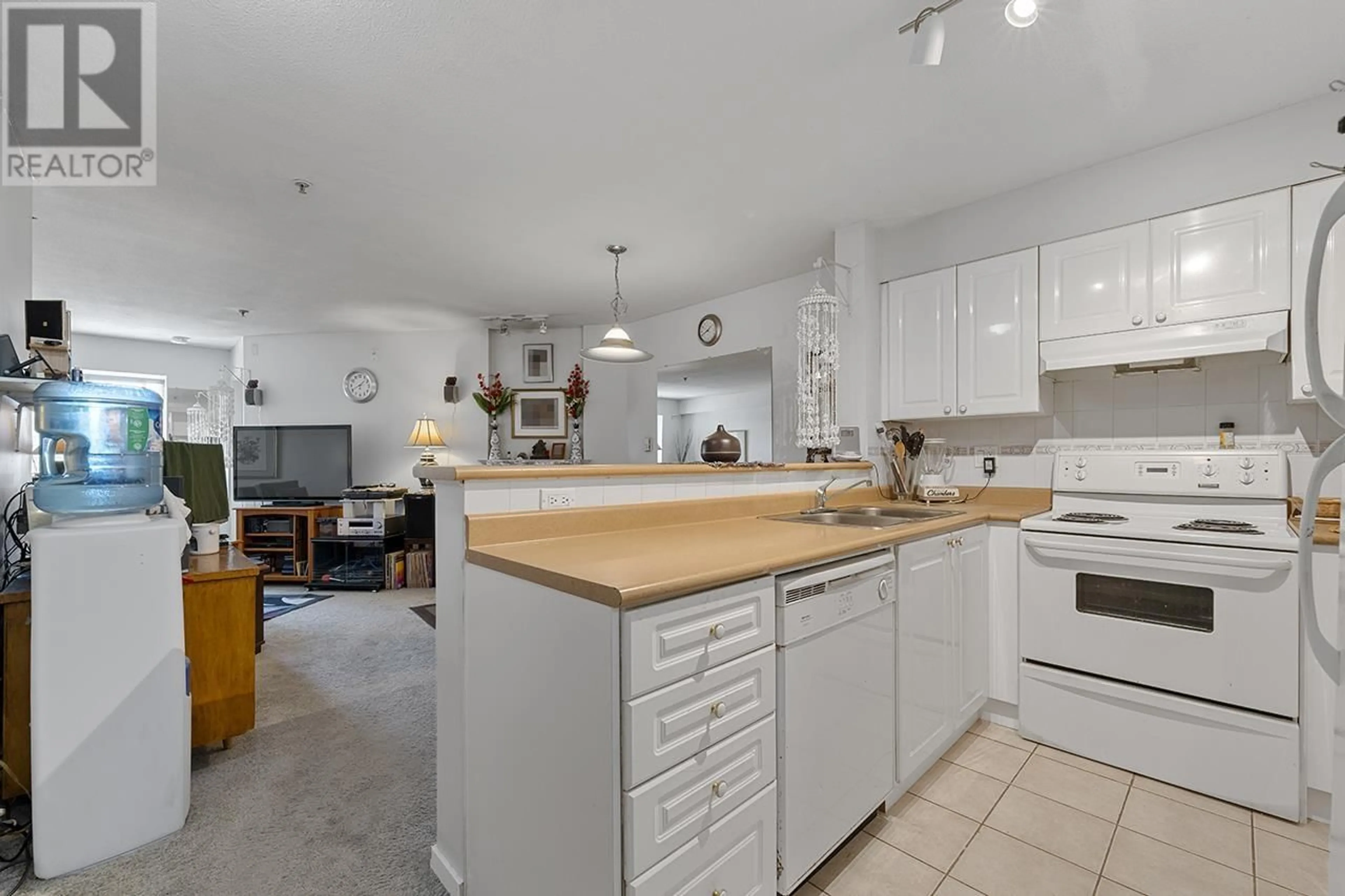 Open concept kitchen, unknown for 211 868 KINGSWAY, Vancouver British Columbia V5V3C3