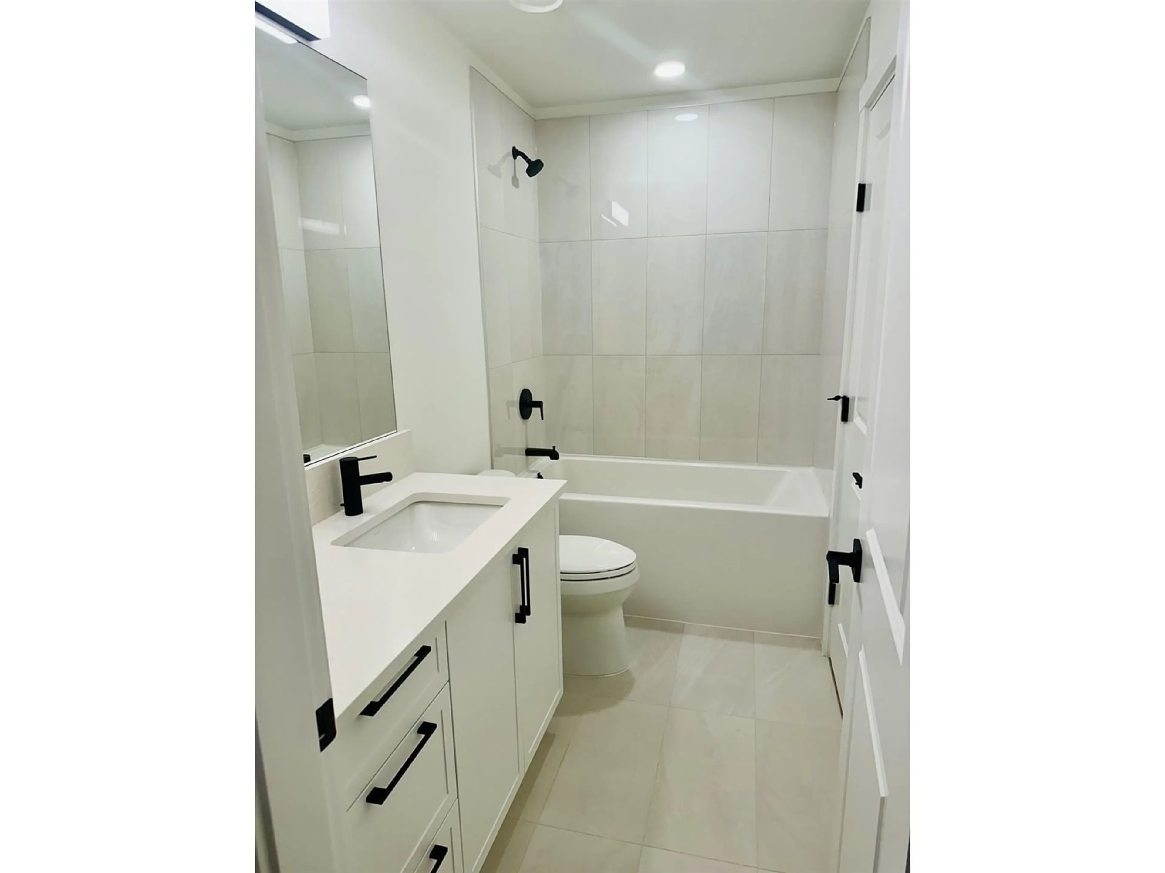 Bathroom, ceramic floors for 518 3528 146A STREET, Surrey British Columbia V4P0H4