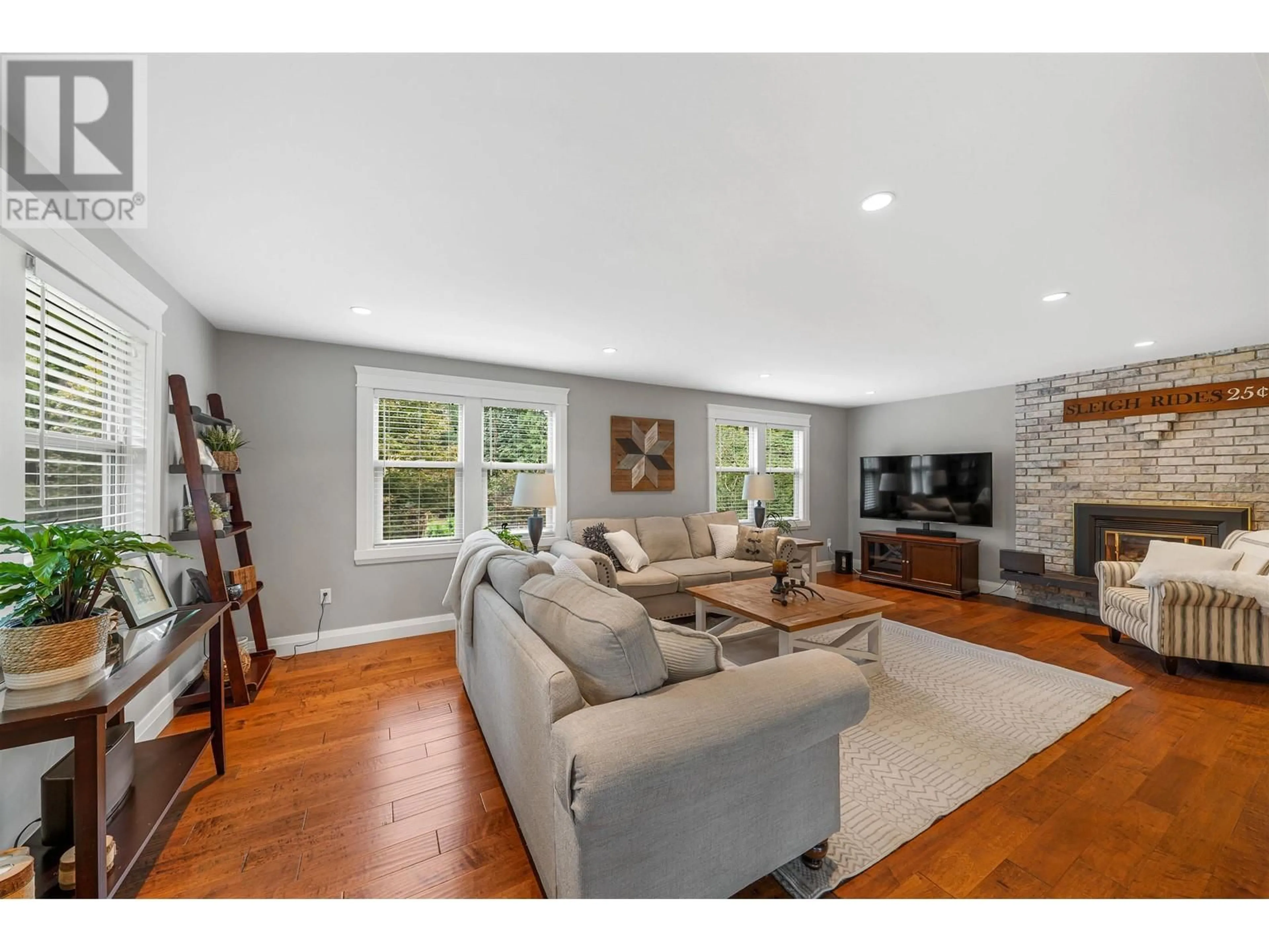 Living room, wood floors for 22497 129 AVENUE, Maple Ridge British Columbia V4R2P9