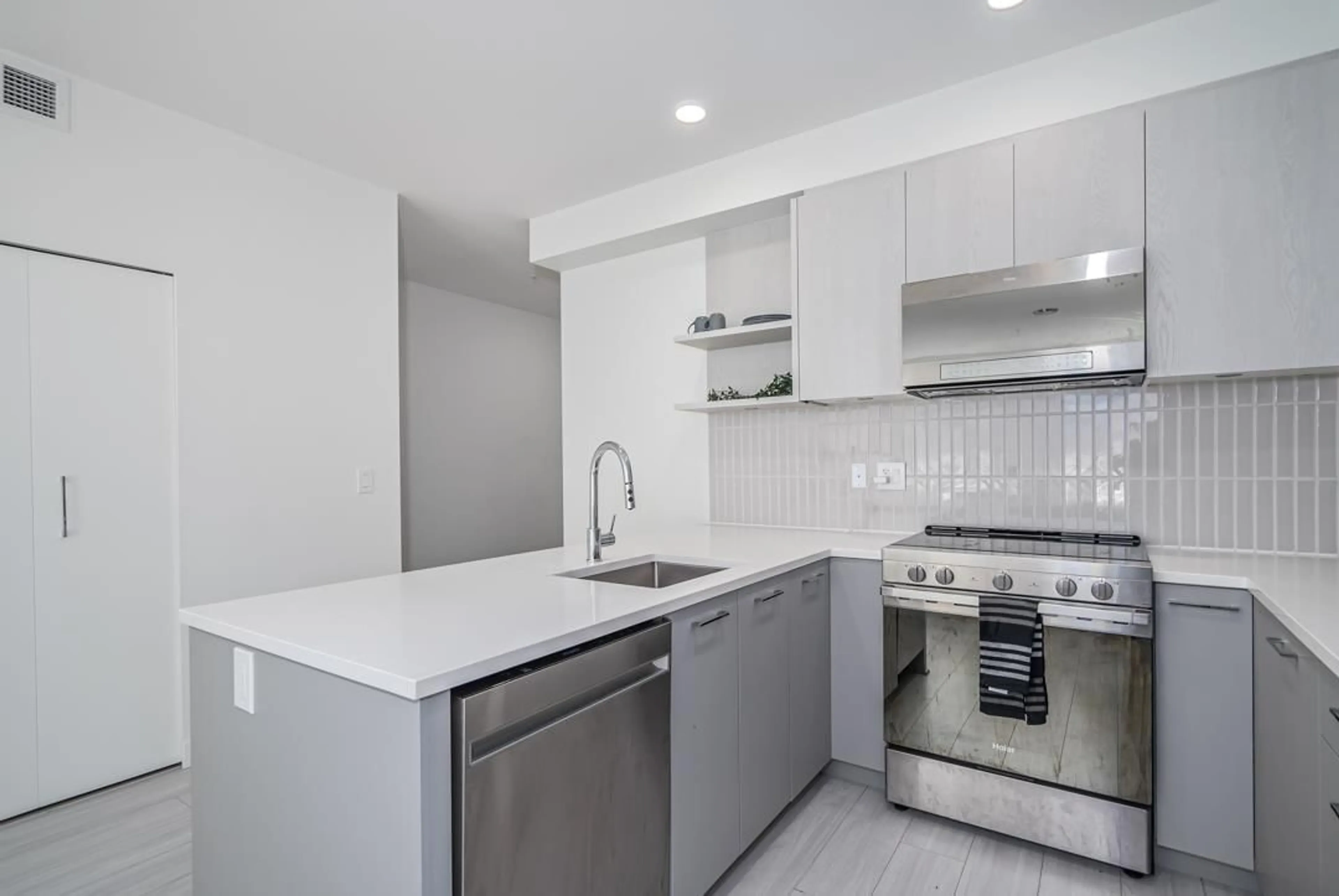 Standard kitchen for 205 10777 138 STREET, Surrey British Columbia V3T0T5