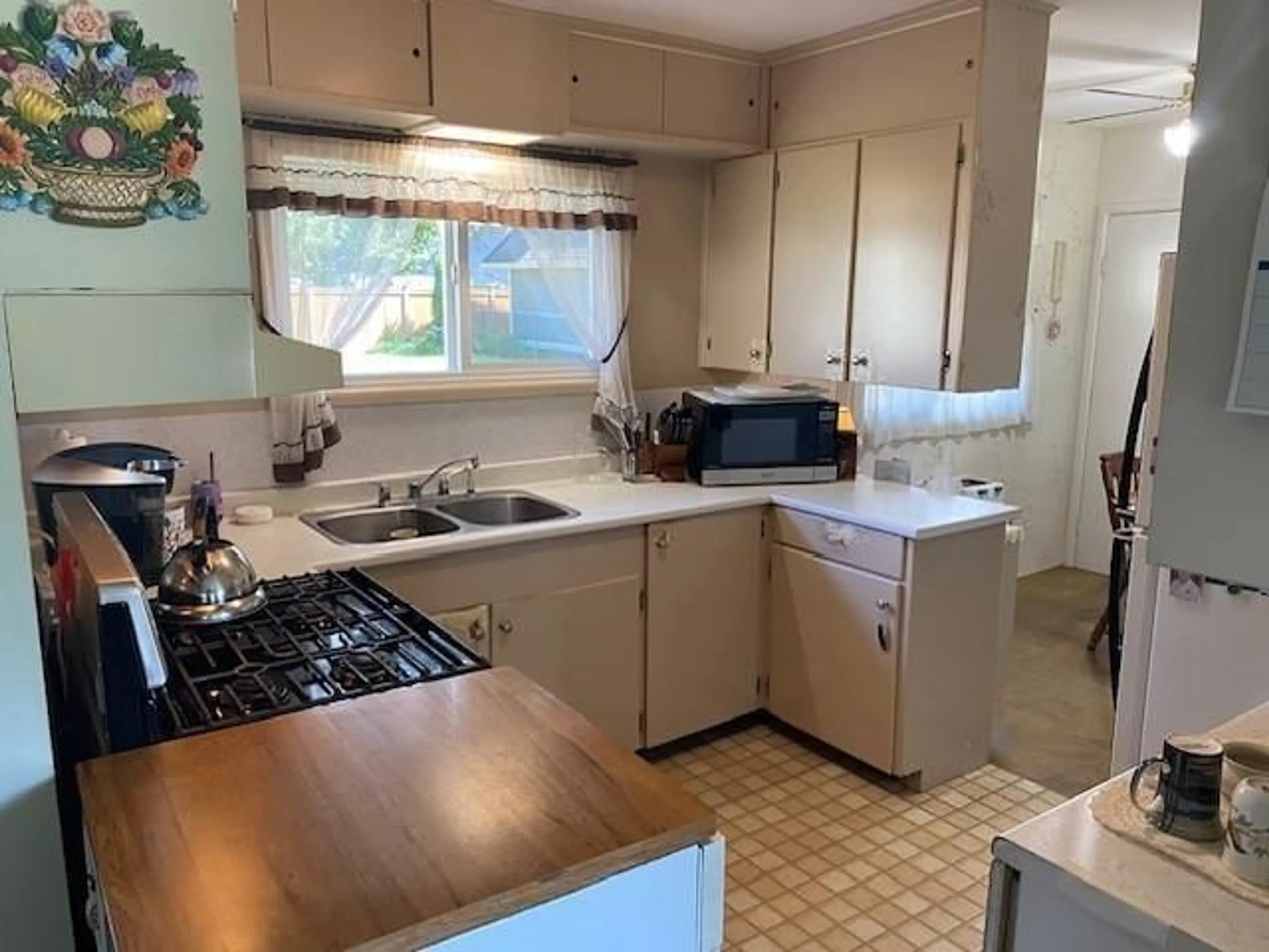 Standard kitchen, wood floors, cottage for 6442 EVANS ROAD, Chilliwack British Columbia V2R1K8