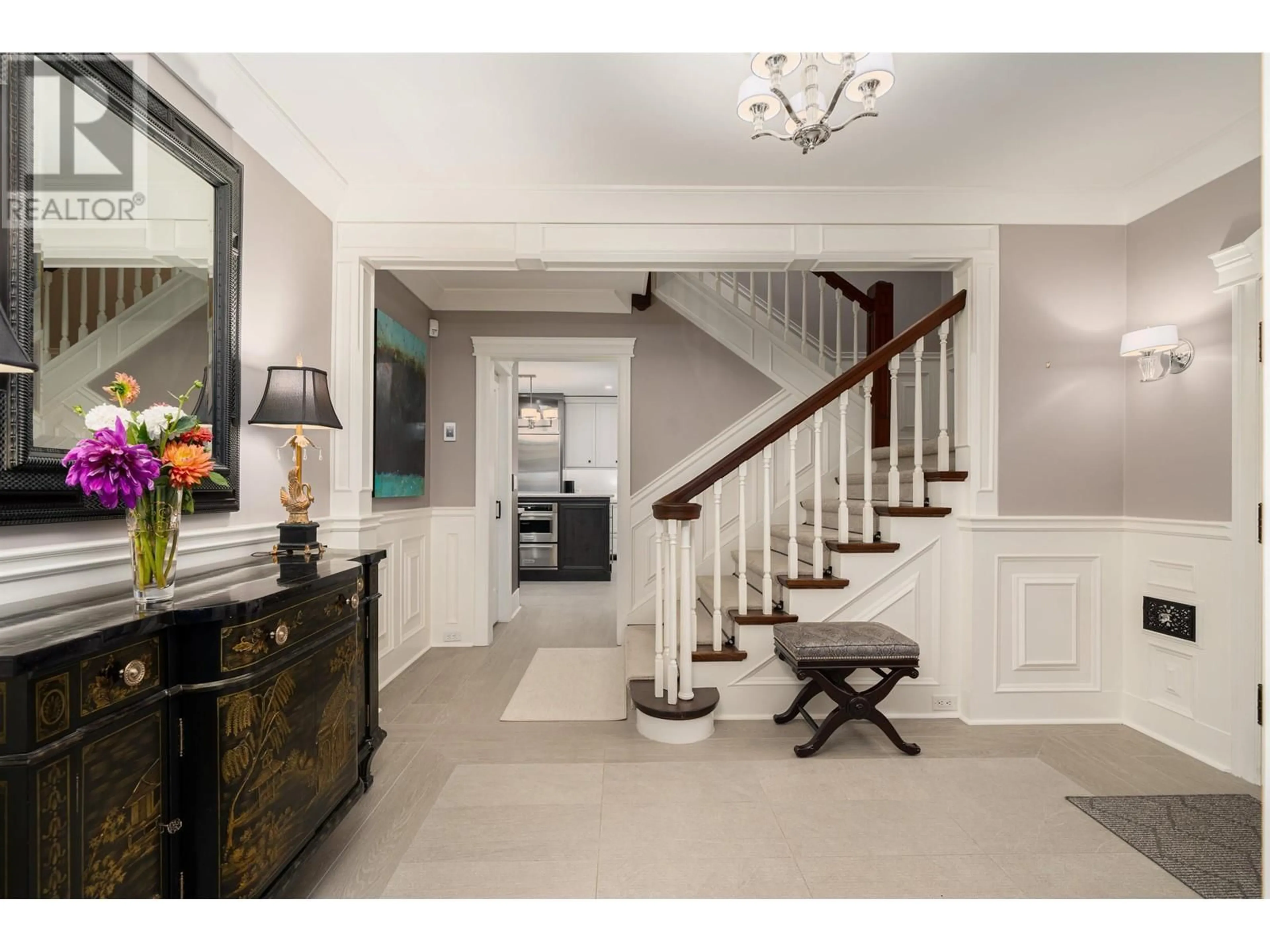 Indoor entryway, wood floors for 5189 CONNAUGHT DRIVE, Vancouver British Columbia V6M3G2