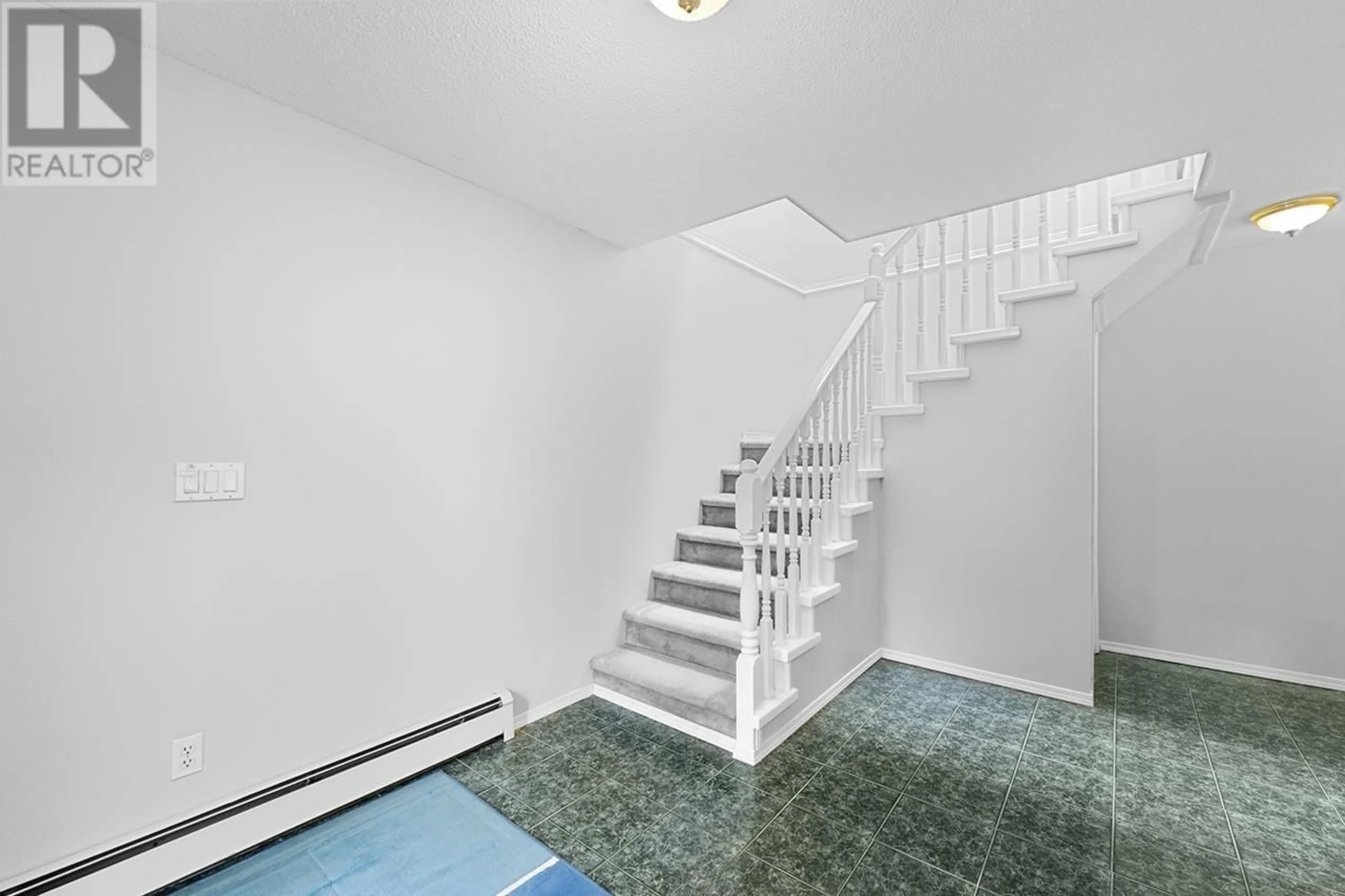 Stairs for 620 THIRTEENTH STREET, New Westminster British Columbia V3M4M4