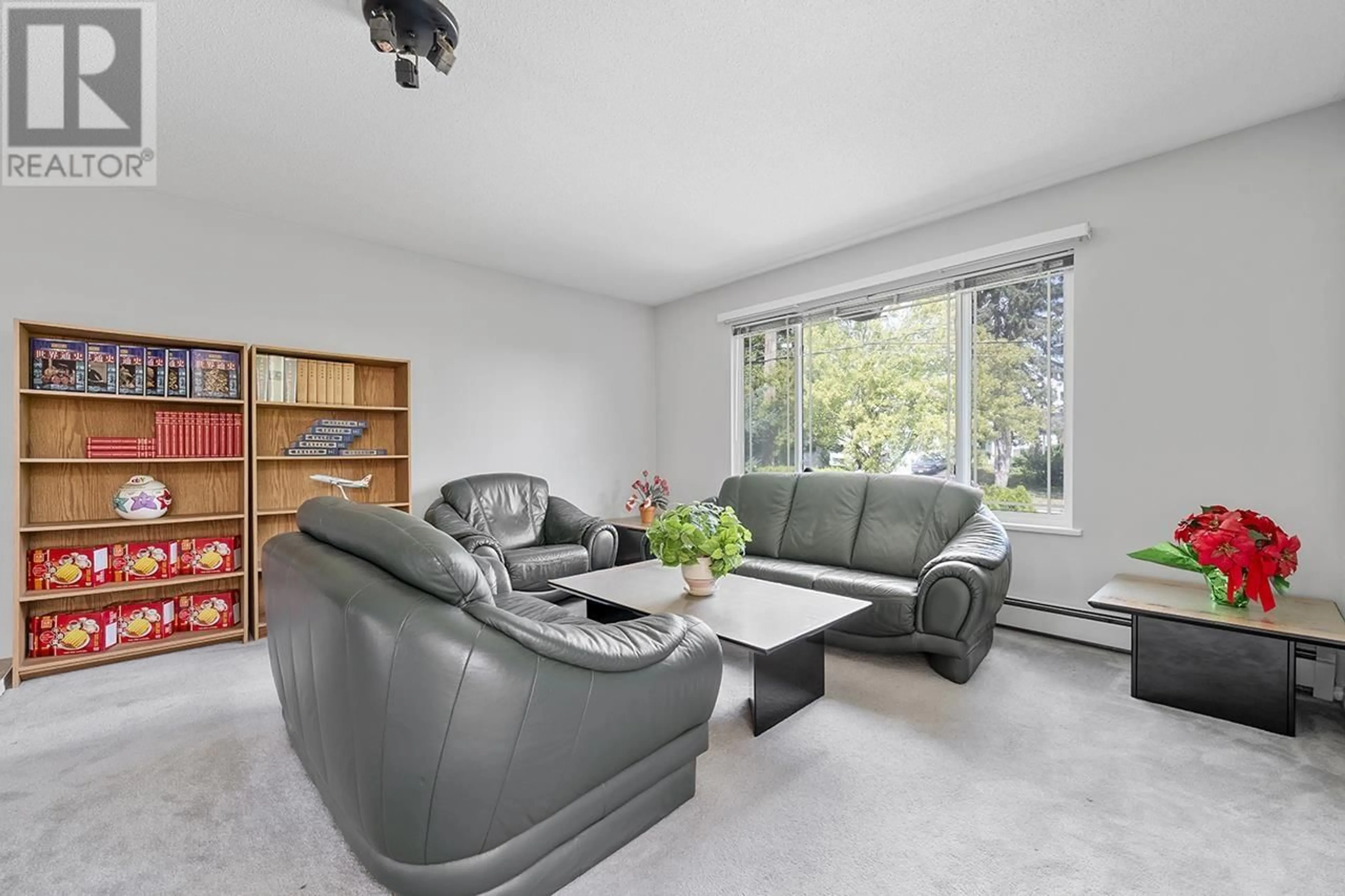 Living room, wood floors for 620 THIRTEENTH STREET, New Westminster British Columbia V3M4M4