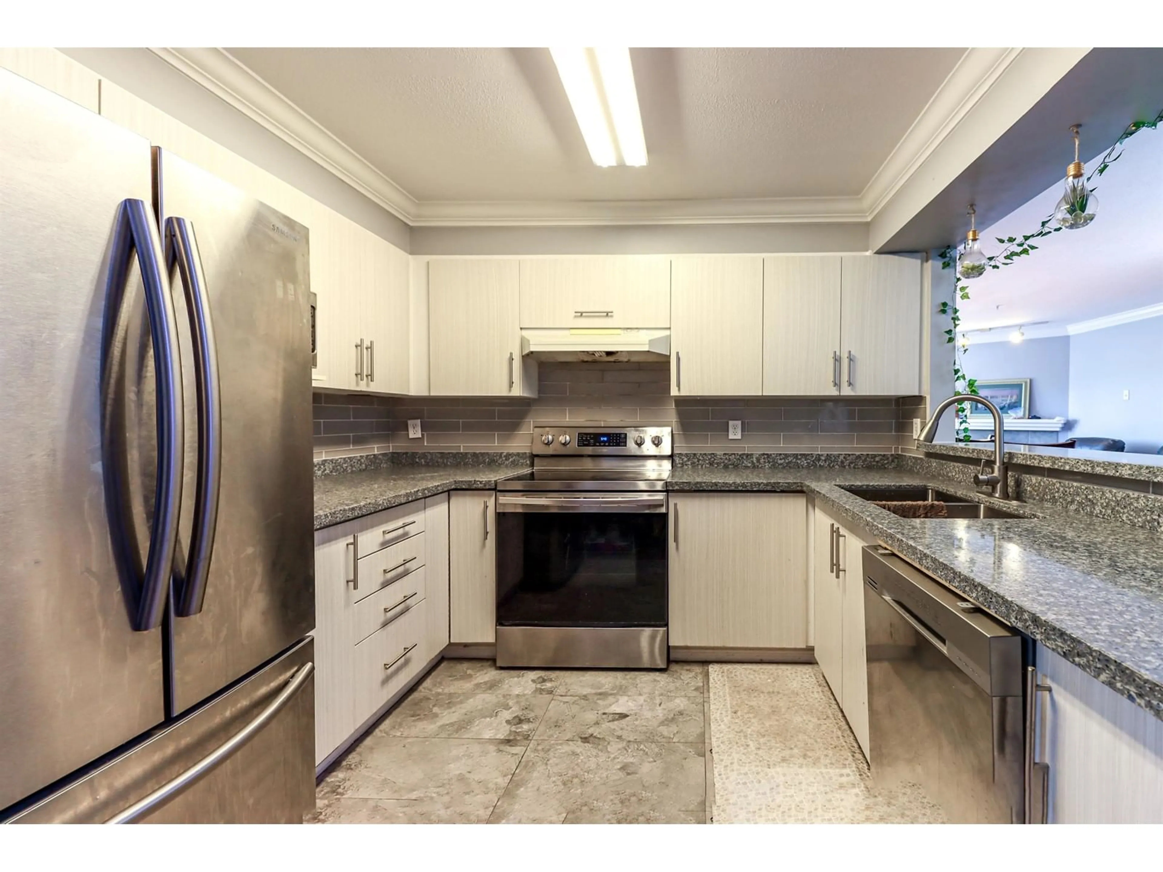 Standard kitchen, ceramic/tile floor for 315 - 8110 120A, Surrey British Columbia V3W3P3