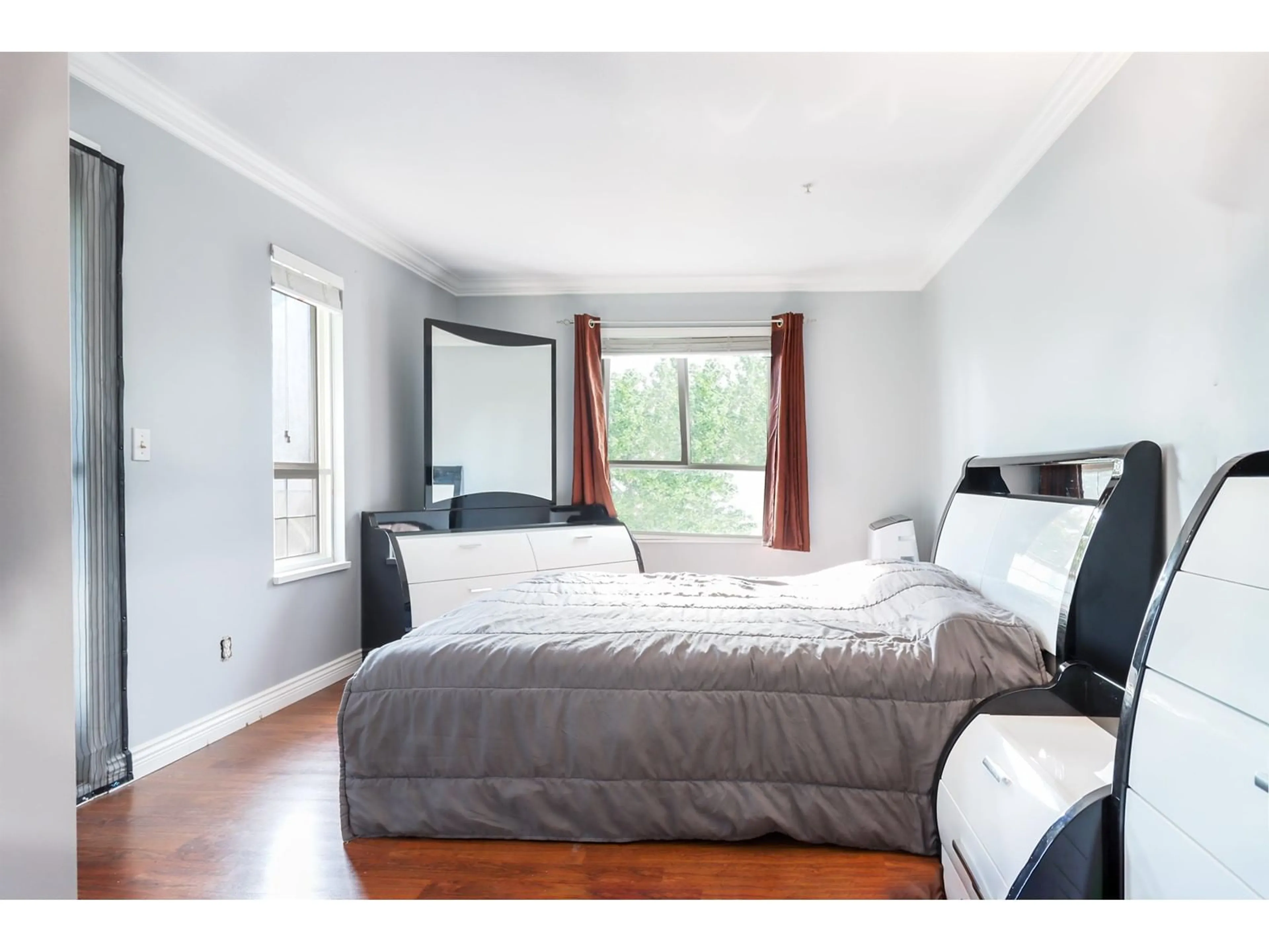 Bedroom with bed, wood/laminate floor for 315 - 8110 120A, Surrey British Columbia V3W3P3