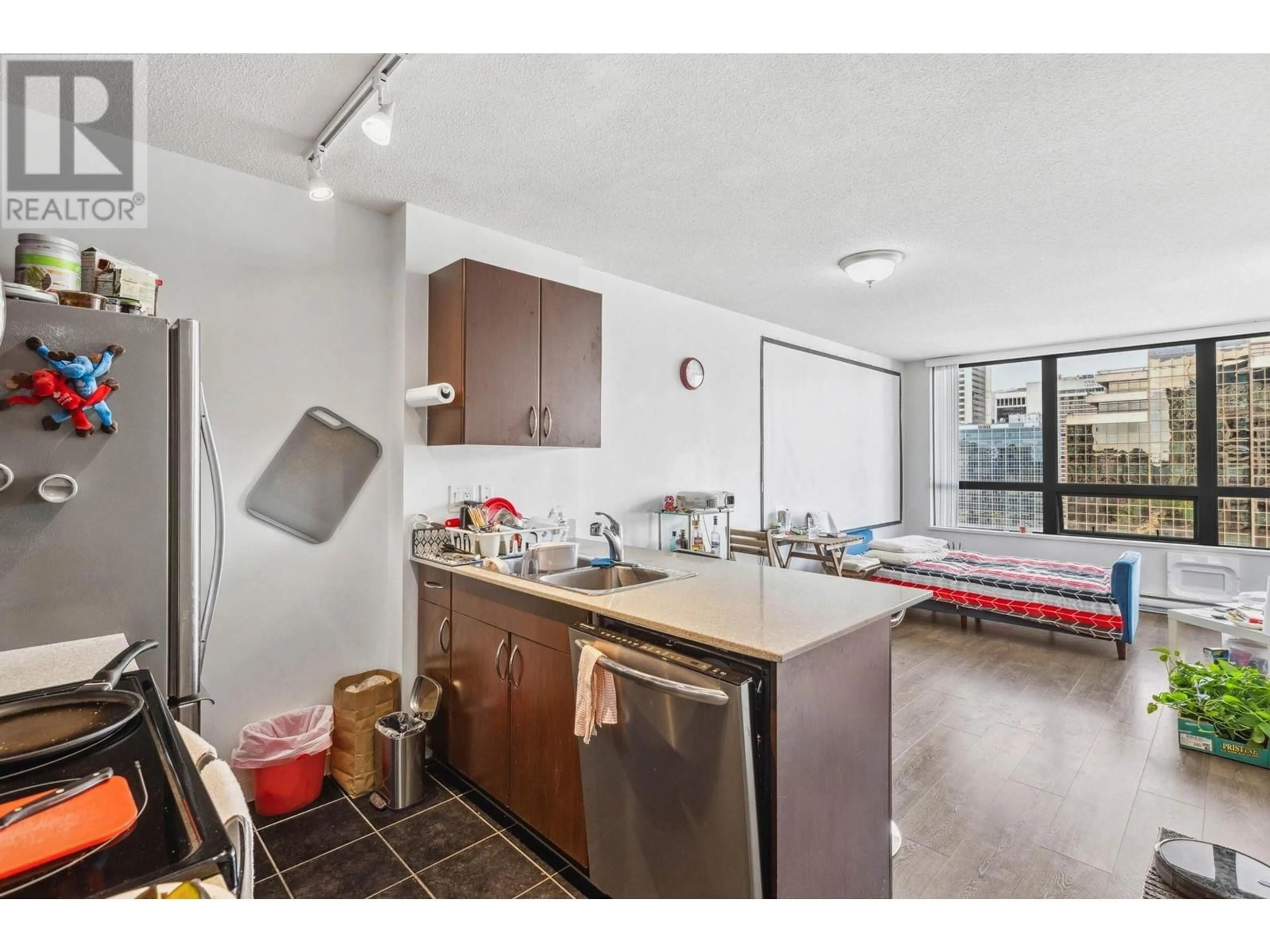 Standard kitchen for 1820 938 SMITHE STREET, Vancouver British Columbia V6Z3H8