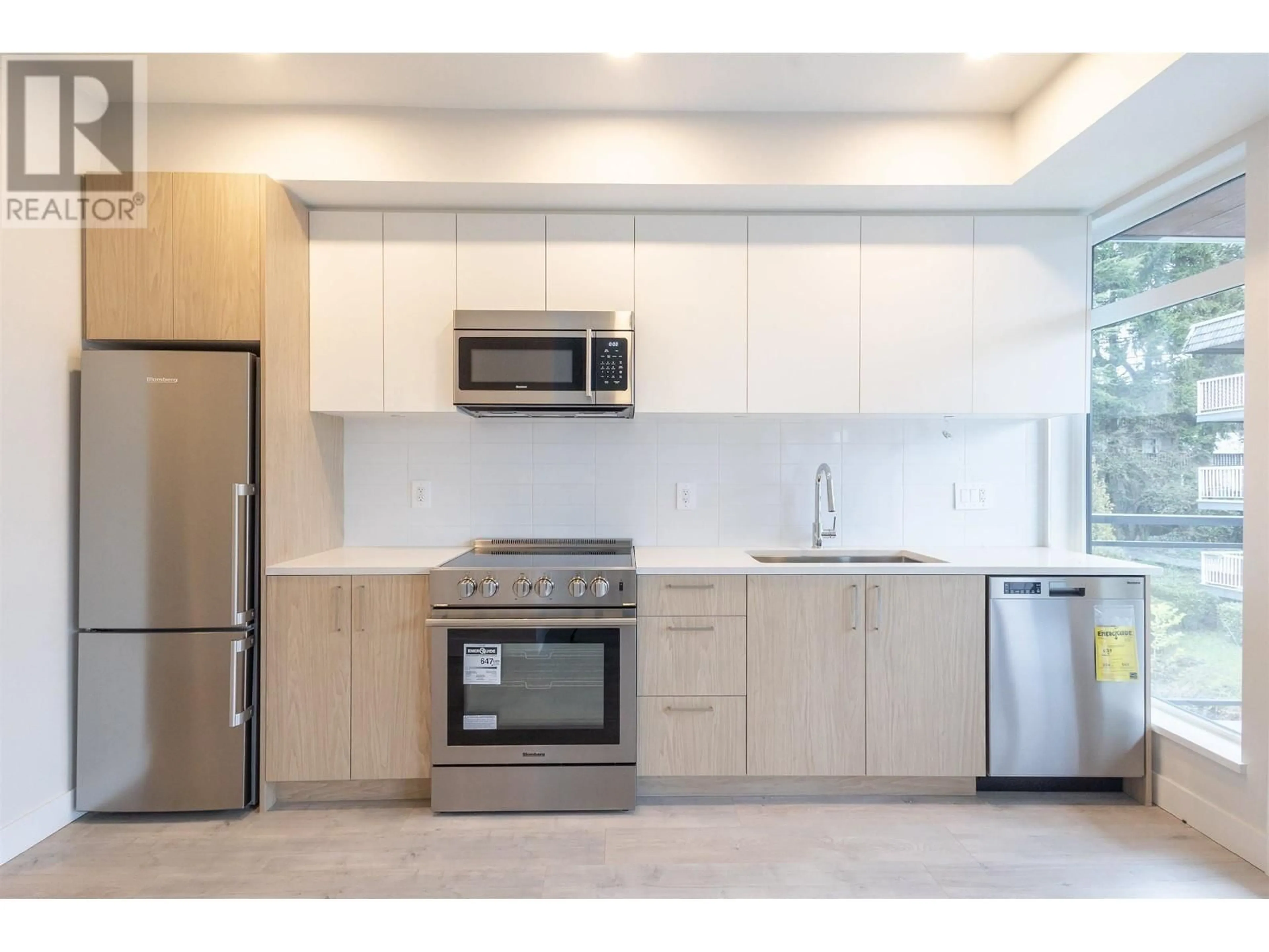 Standard kitchen for 406 5535 HASTINGS STREET, Burnaby British Columbia V5B1R2