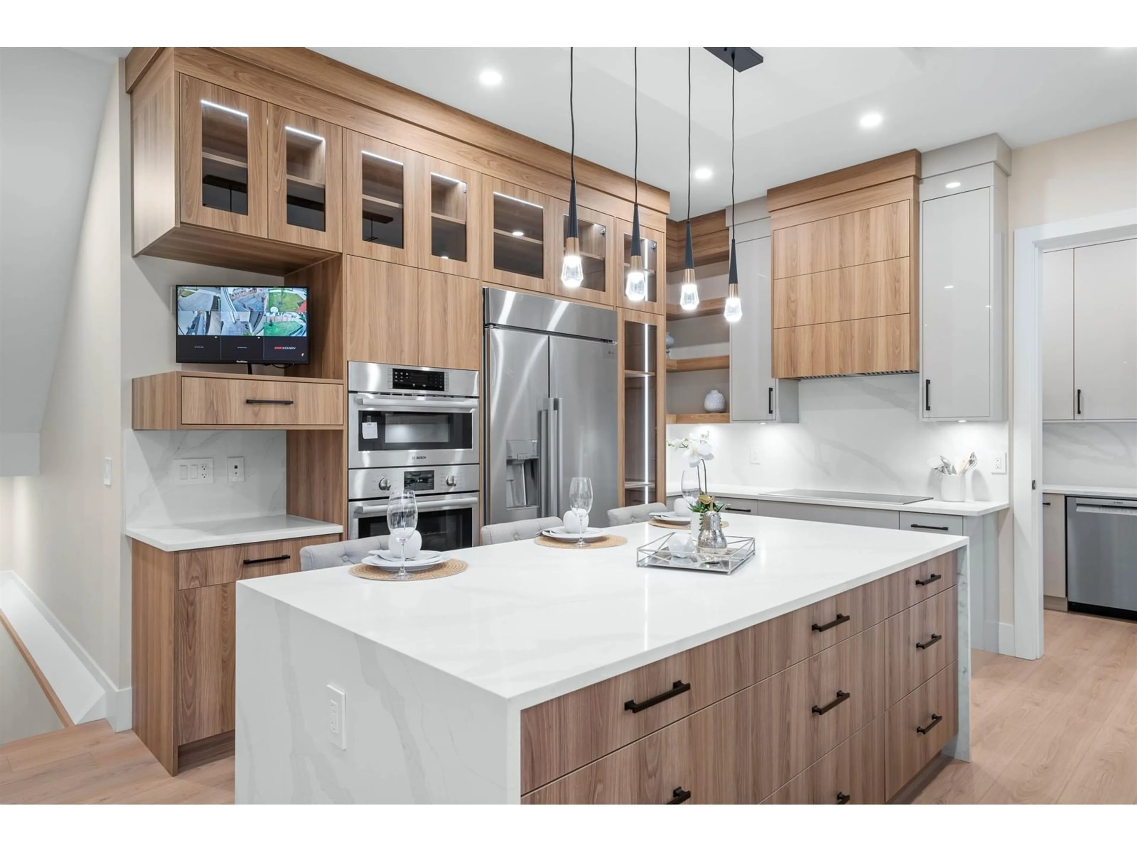 Contemporary kitchen, wood floors, mountain for 7136 204 STREET, Langley British Columbia V2Y3S7