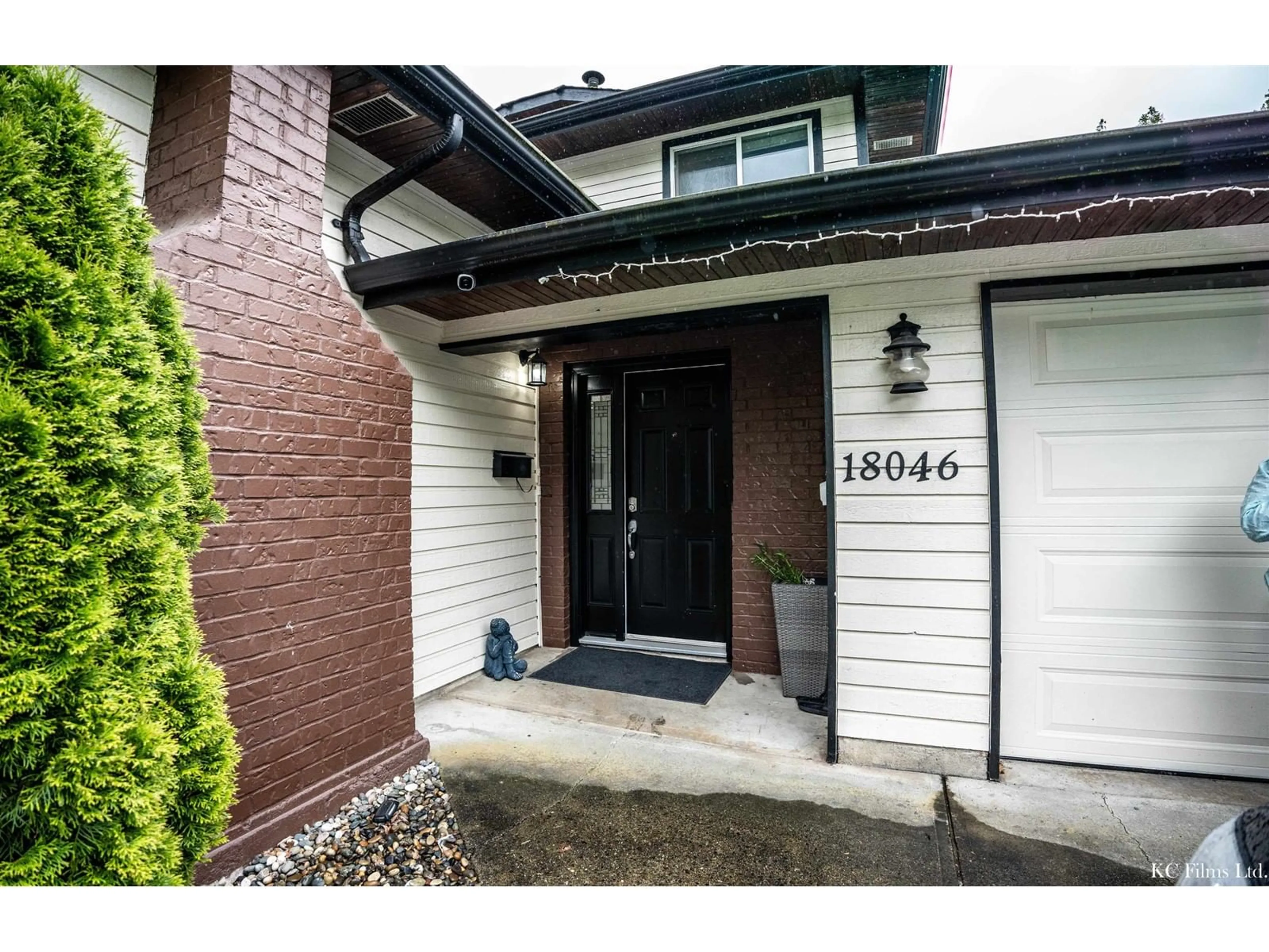 Indoor entryway for 18046 61A AVENUE, Surrey British Columbia V3S5X1